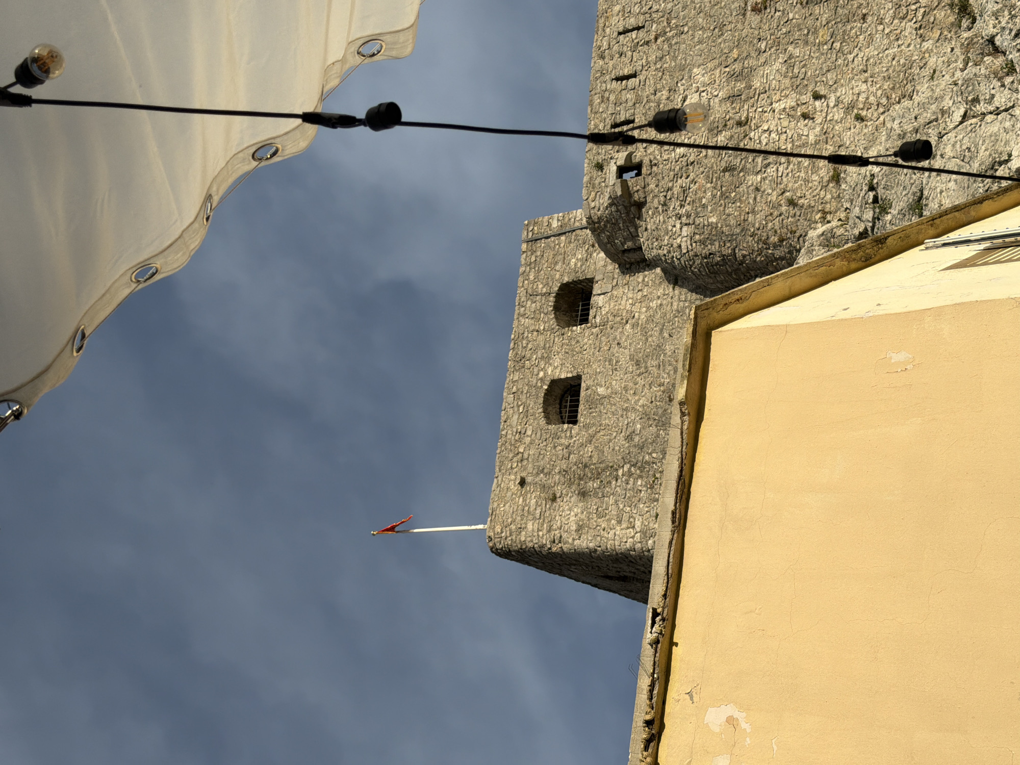 Stone tower with red-emblemed flag observed in Herceg Novi