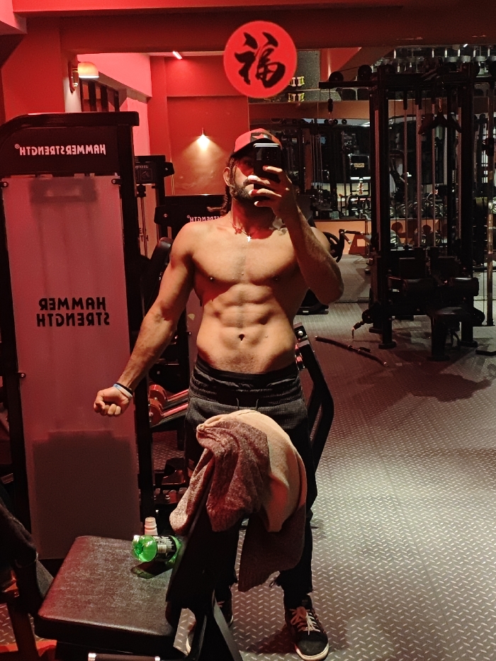 Man works out, poses for selfies at red-lit Chongqing gym