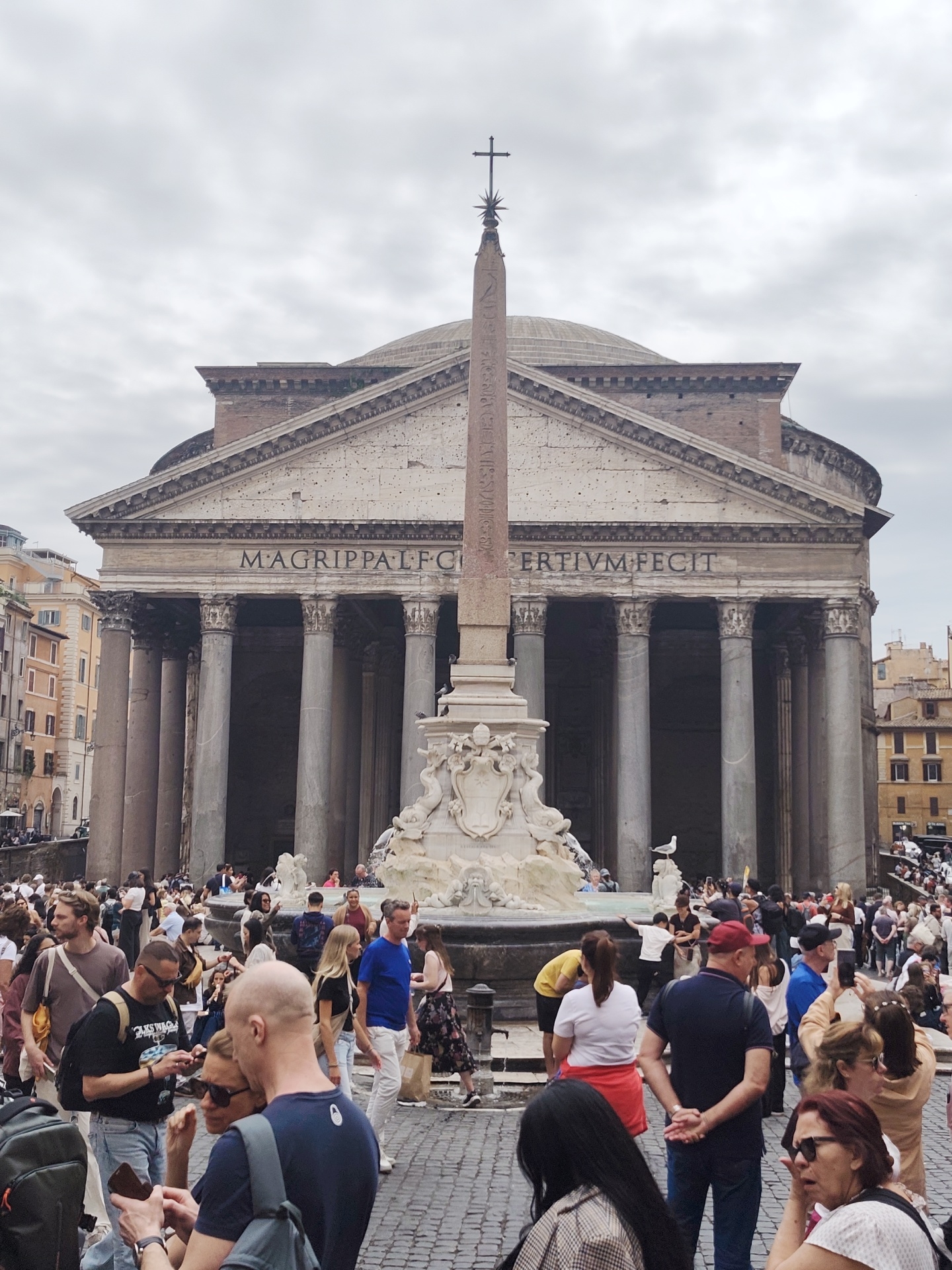 Ordinary Rome scenes captured across city center Sunday morning