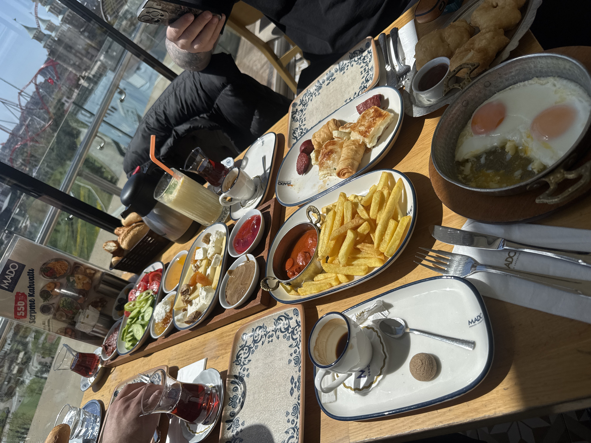 Morning breakfast at MADO restaurant overlooks Eyüpsultan amusement park