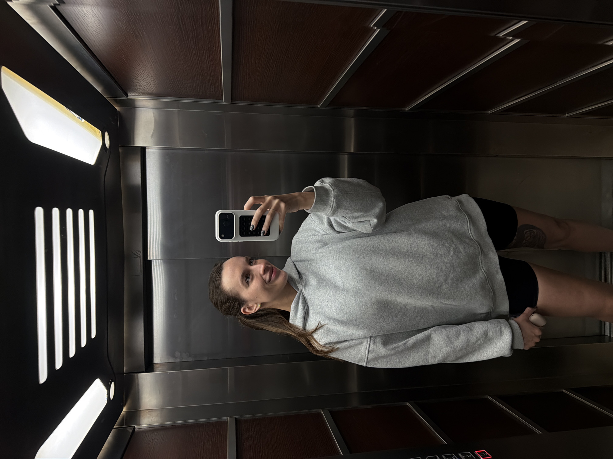 Woman documents morning moments with selfies, roses in Budva