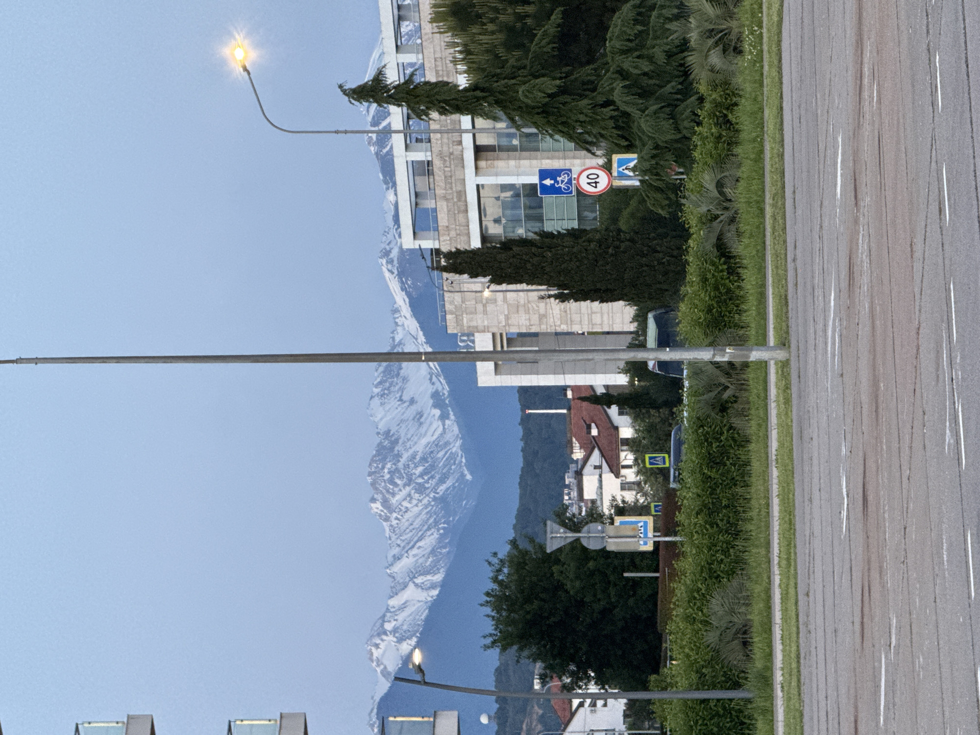 Utair Boeing 737 observed landing approach near Sirius, Russia