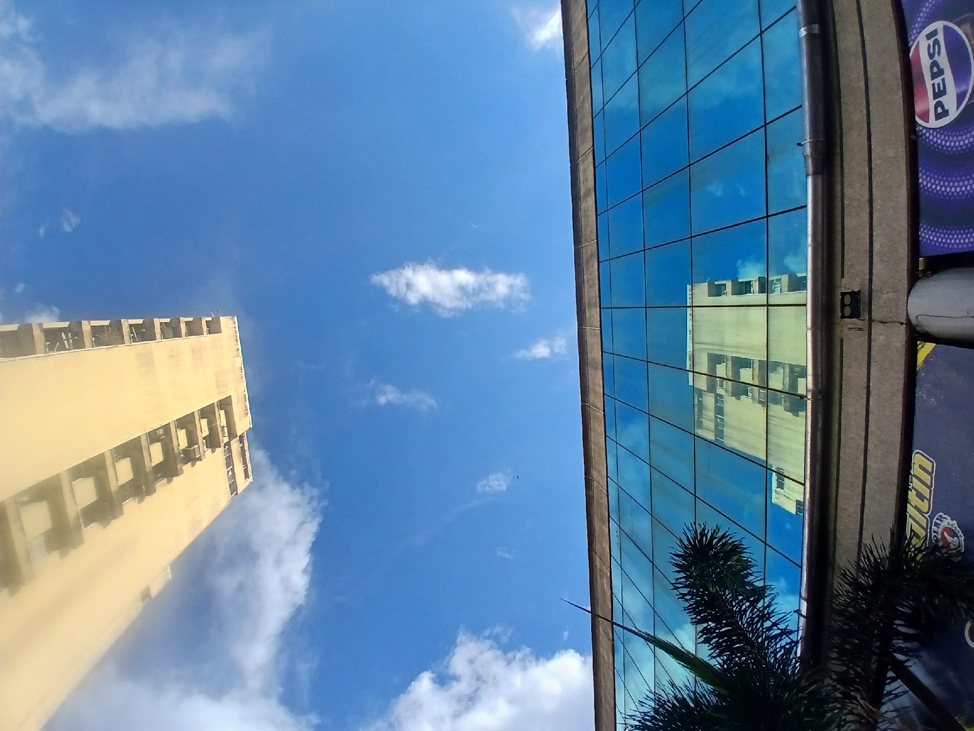 Clear evening skies observed over Ciudad Guayana urban landscape