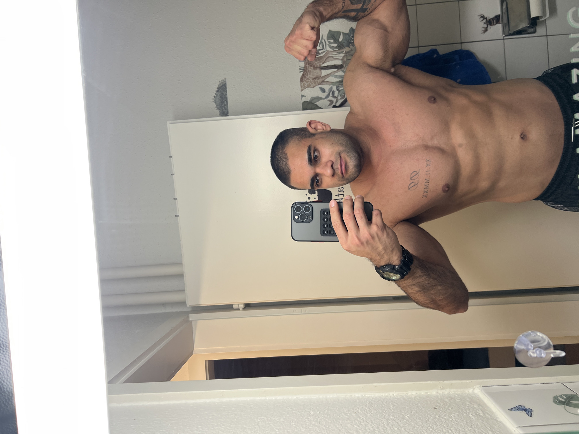 Man takes fitness selfies at Basel gym facility