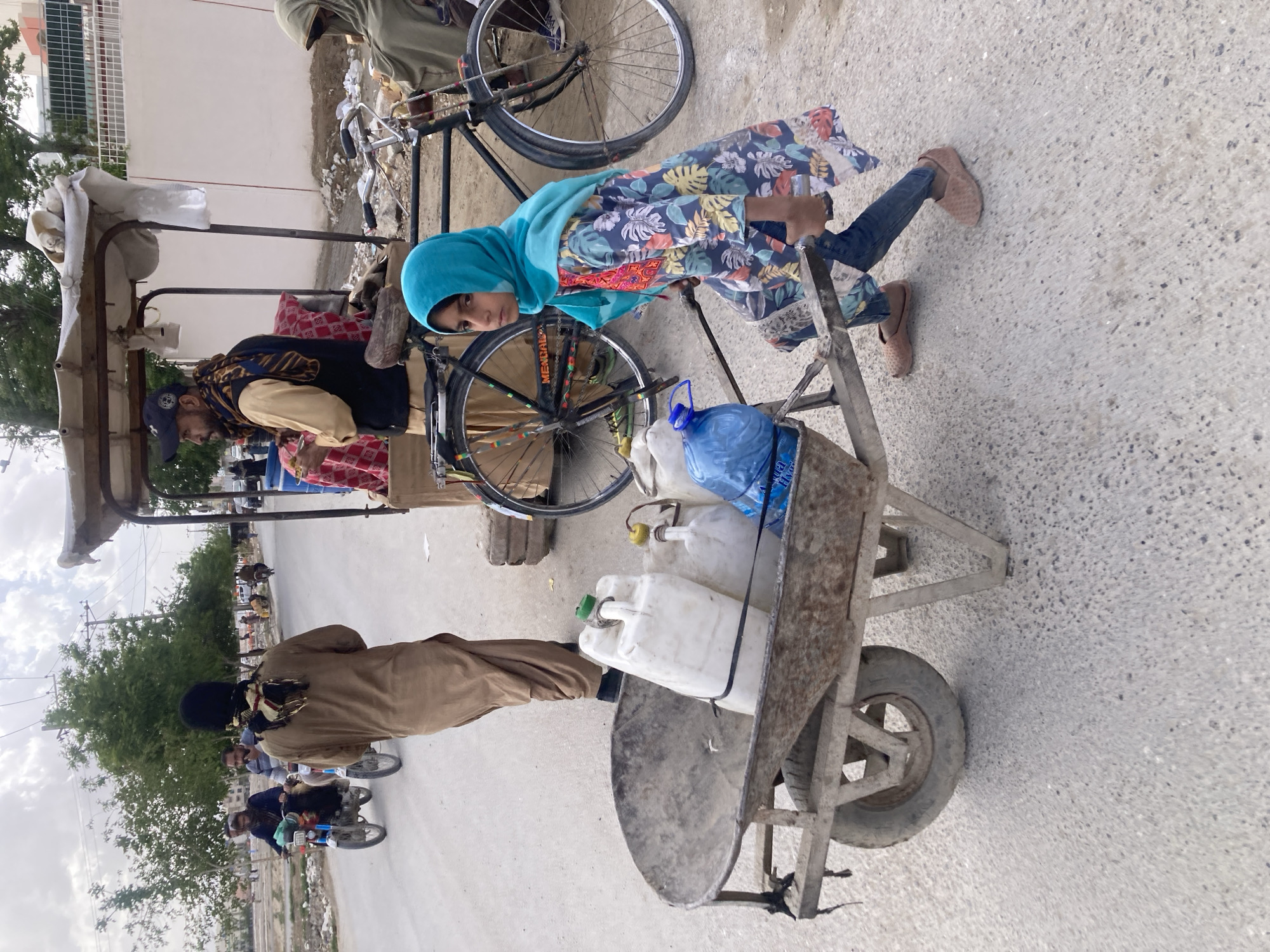 Girl with water cart spotted in Quetta, Pakistan