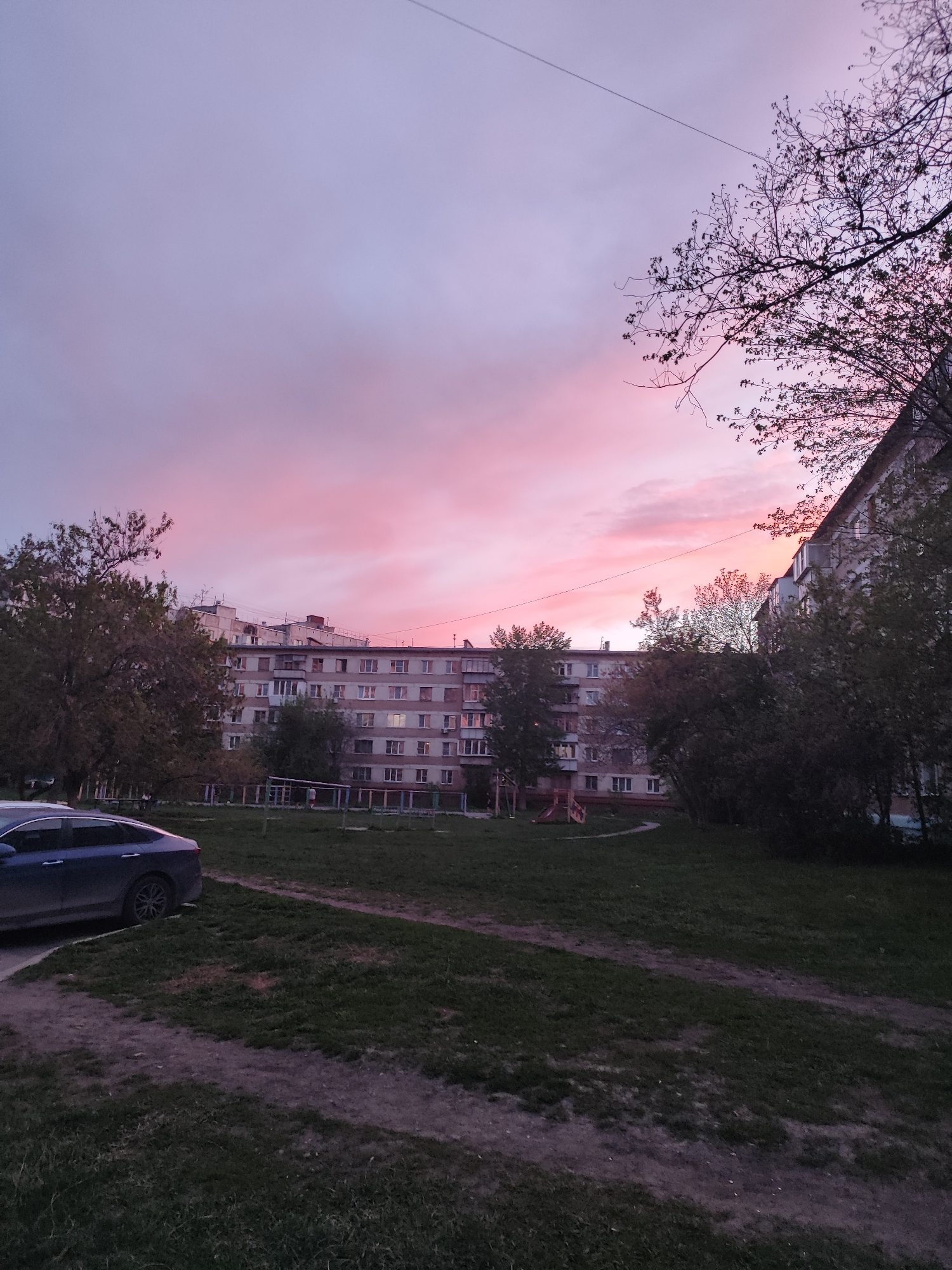 Chelyabinsk resident documents evening scenes across city neighborhoods