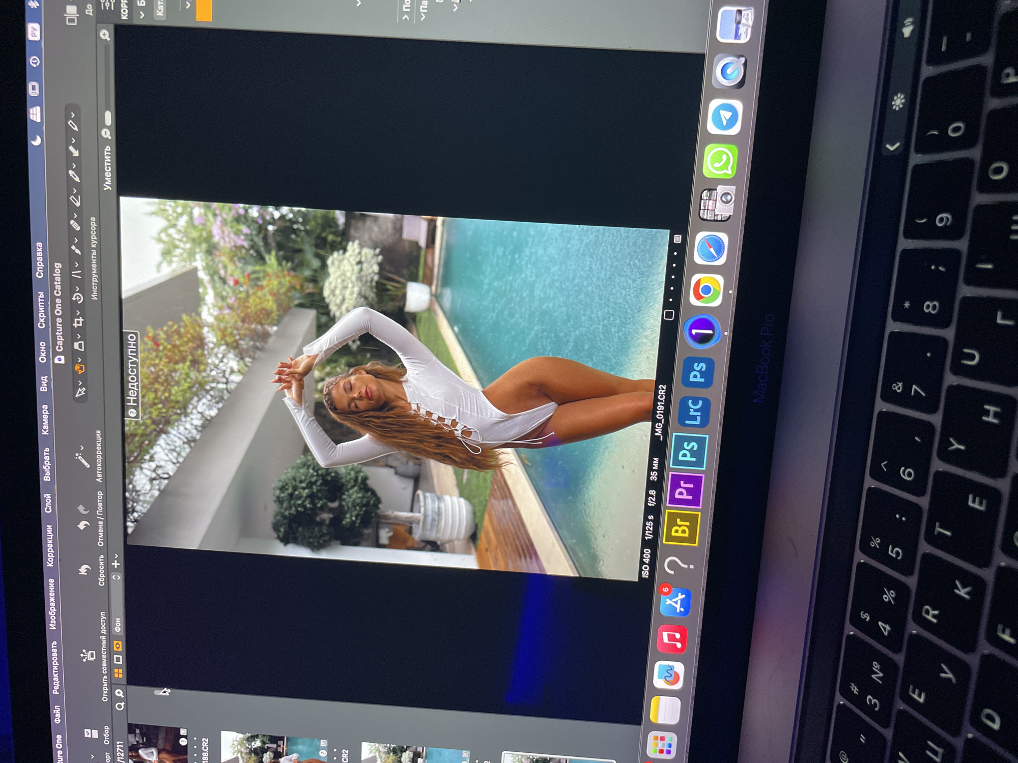 Photographer documents evening editing session in Kazan studio