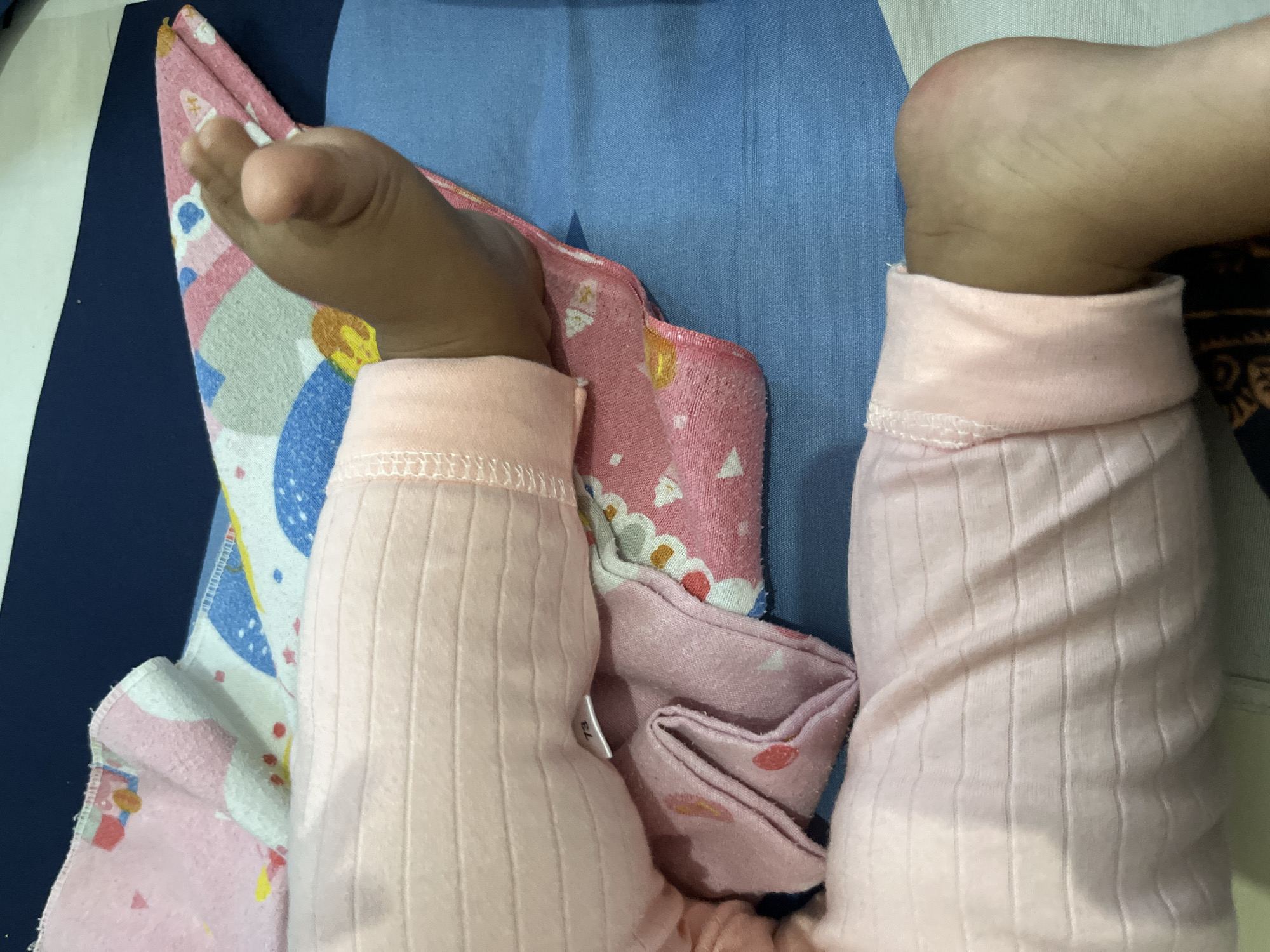 Parent-child playtime documented in Indonesian home over 35 minutes