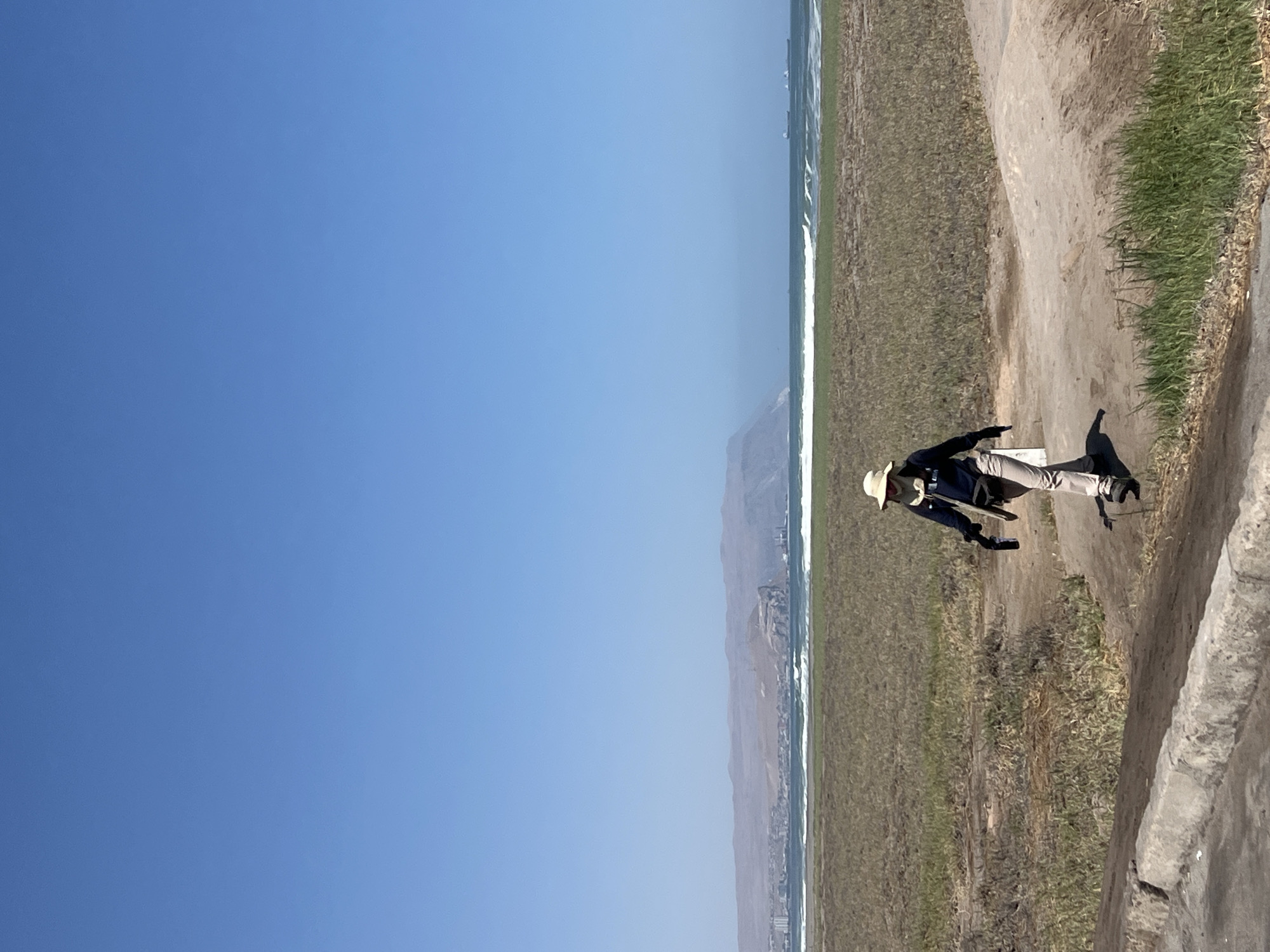 Clear skies and gentle waves documented along Arica coastline