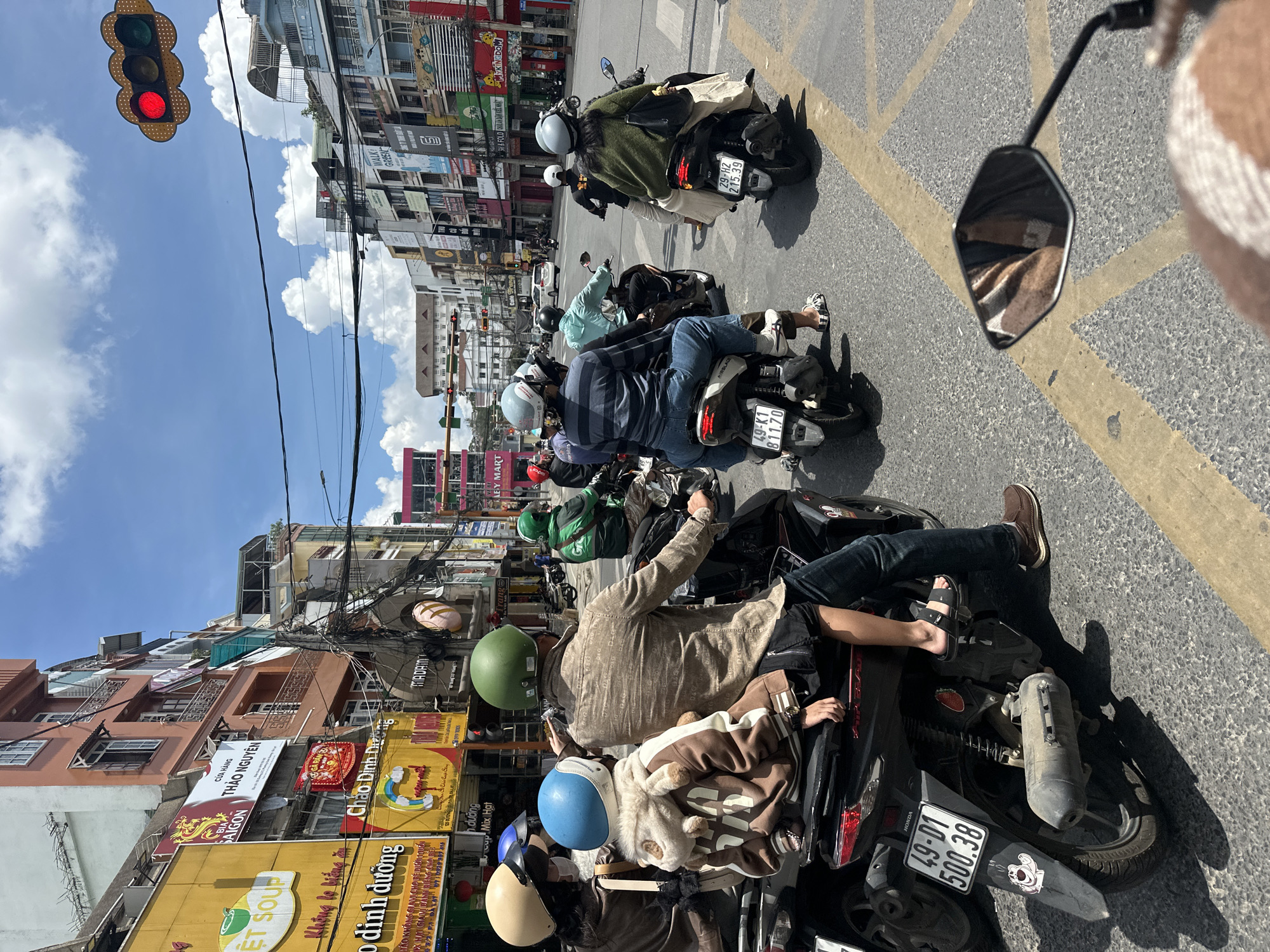 Morning street life in Đà Lạt: vendors, traffic, and fuel stops