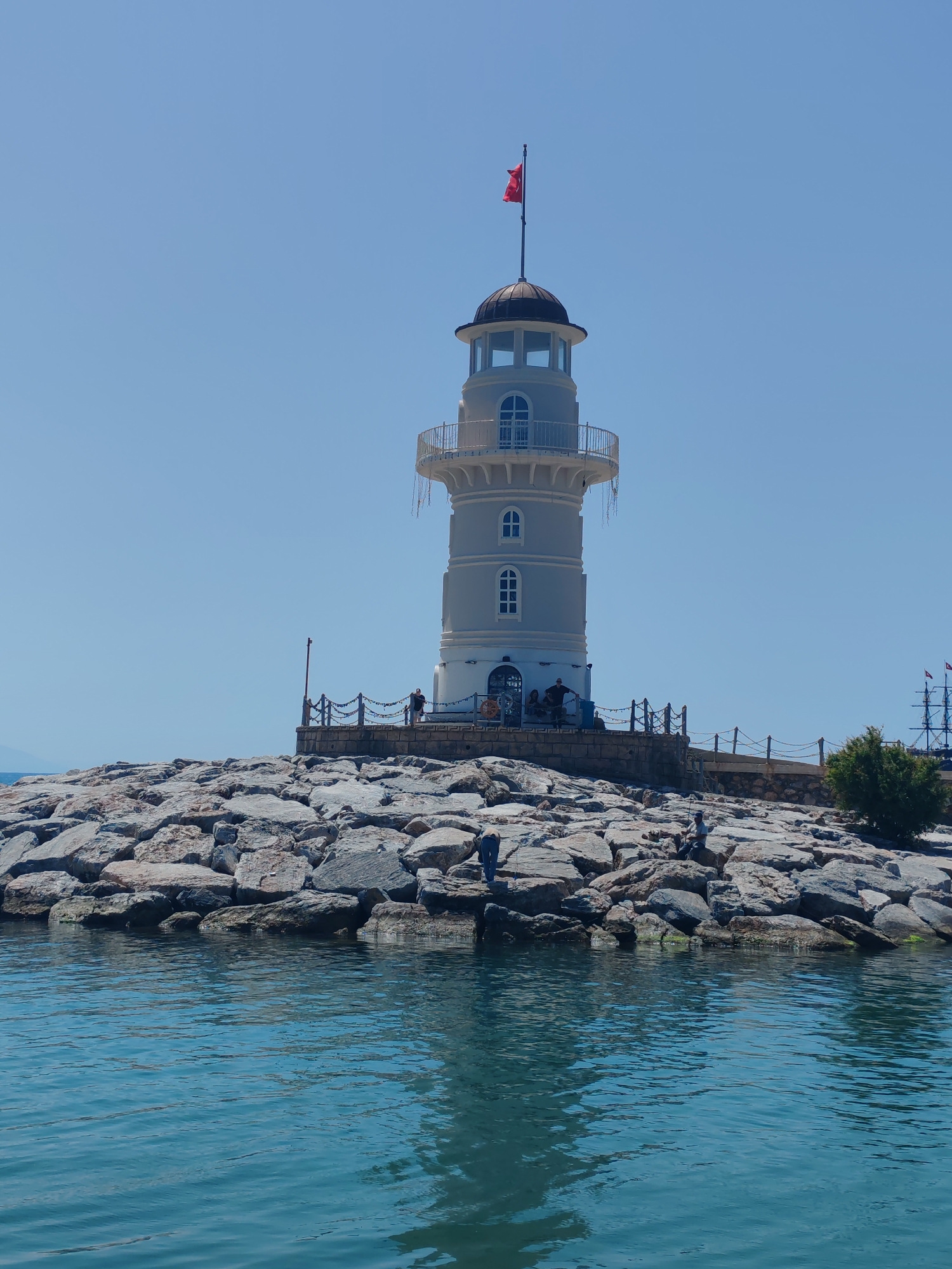 Lighthouse on rocky outcropping documented by witness