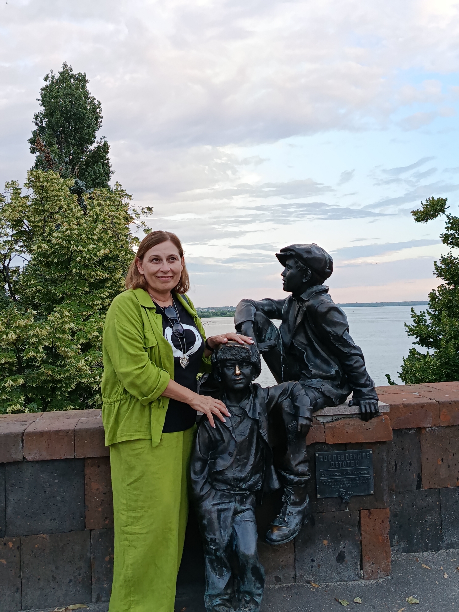 Afternoon stroll along Saratov's Volga embankment and city streets