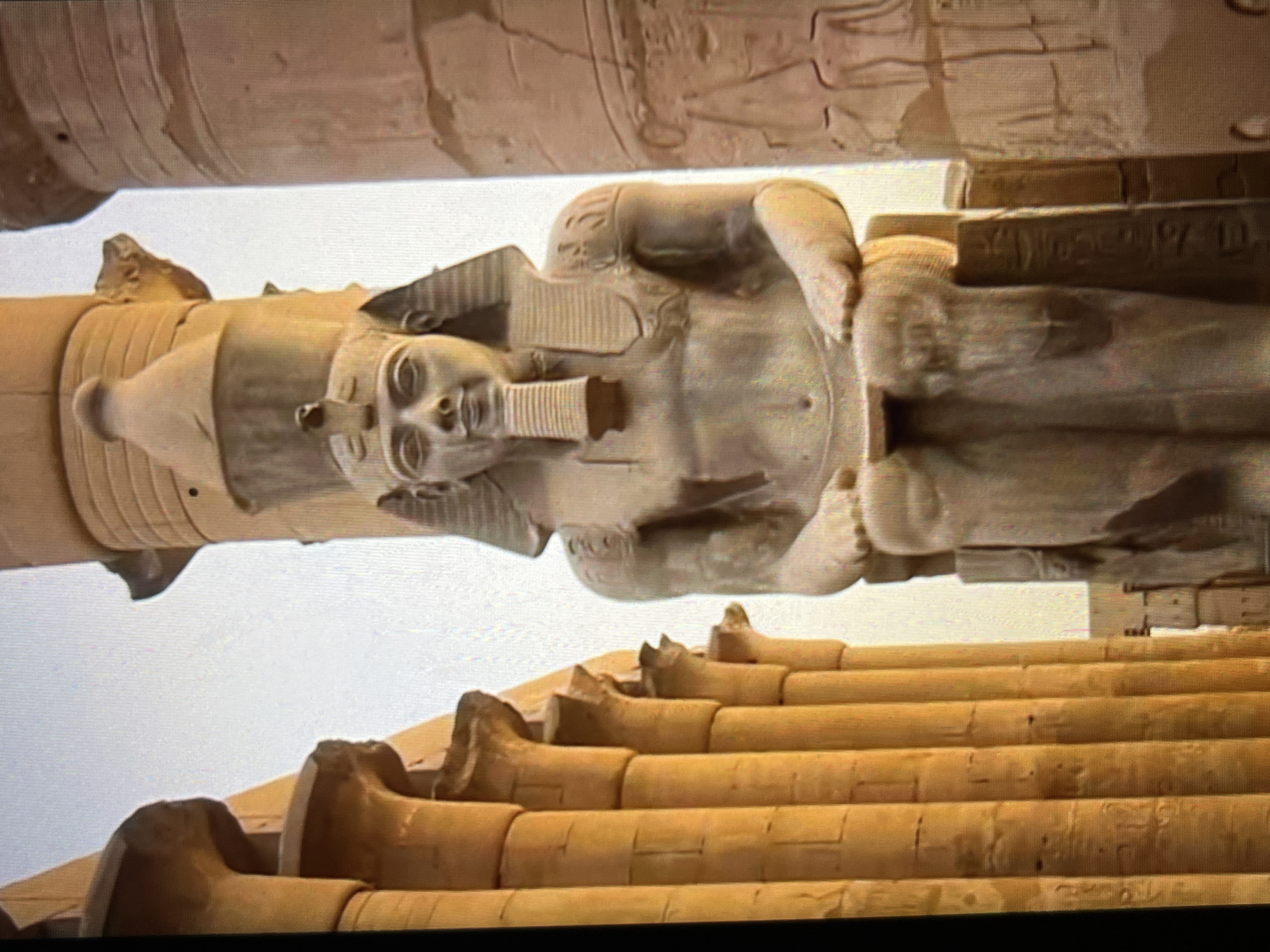 Venezuelan witness observes Egyptian Ramses II statue imagery