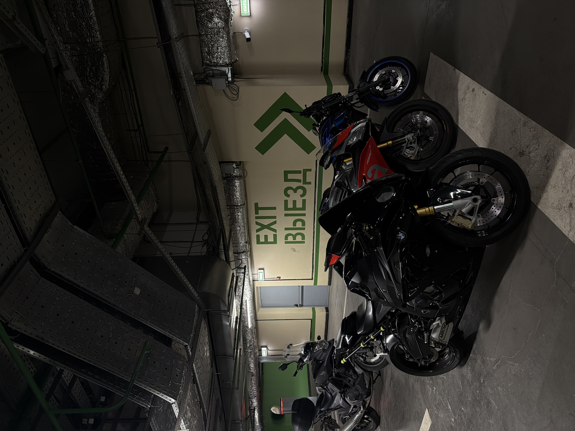 Bilingual exit sign spotted in Moscow parking garage