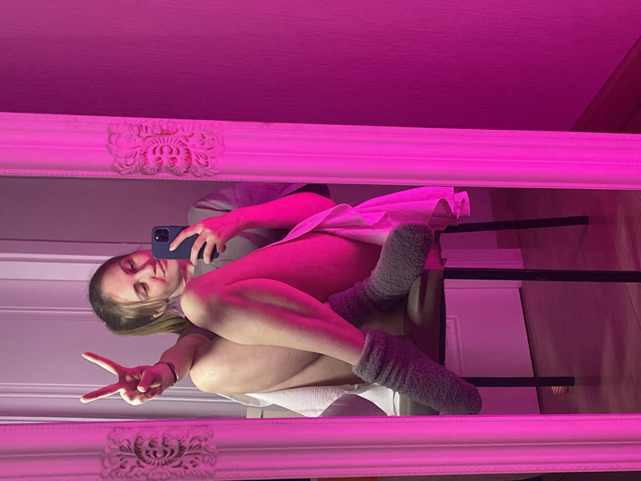 Woman documents extended mirror selfie session with pets in Batumi