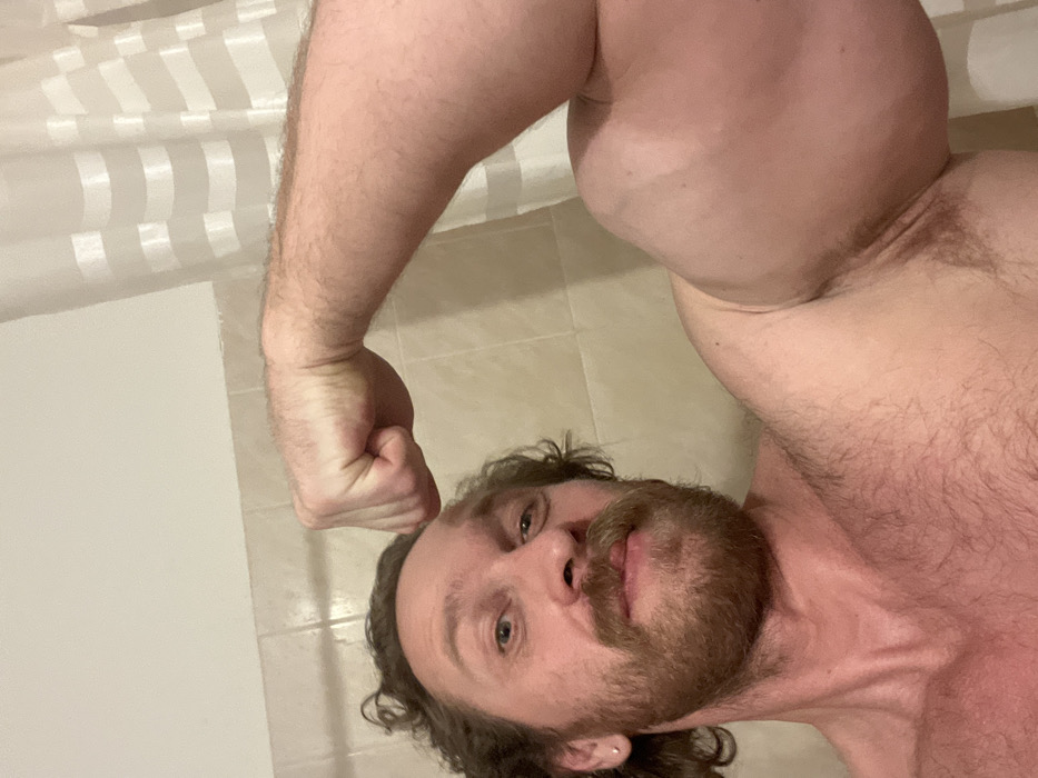 Man Takes 30 Mirror Selfies in Saint Petersburg Bathroom