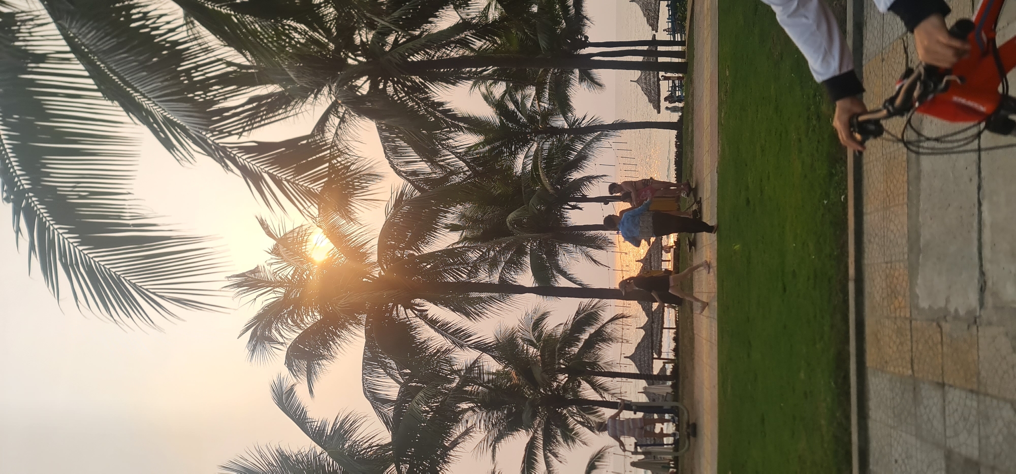 Sunset captured along Đà Nẵng beachfront promenade, Vietnam