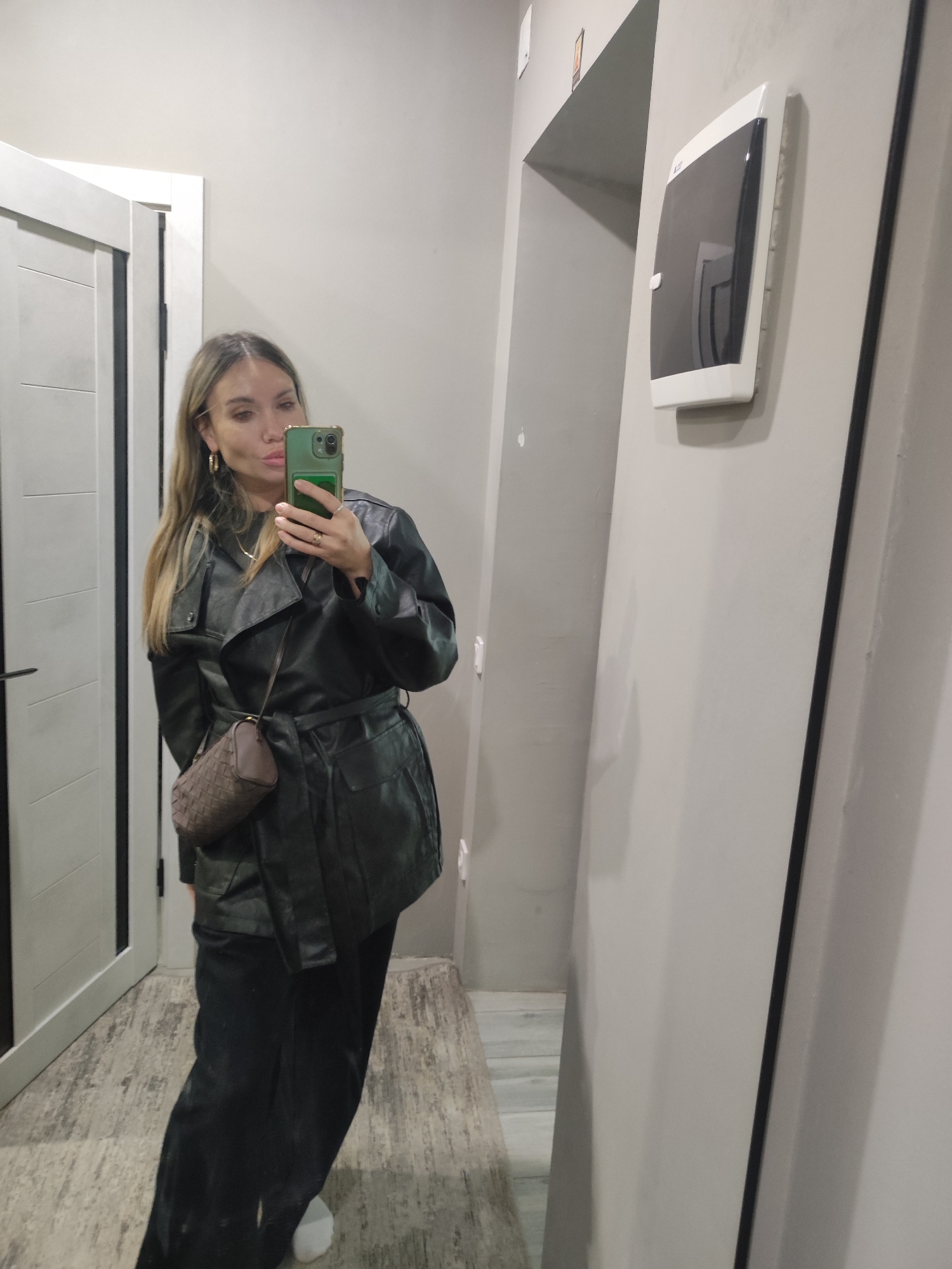 Woman takes selfies in Votkinsk apartment building, cat observed
