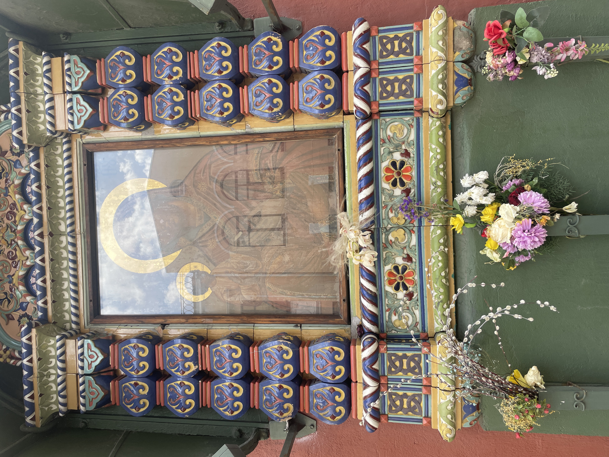 Moscow religious building's ornate details documented by witness