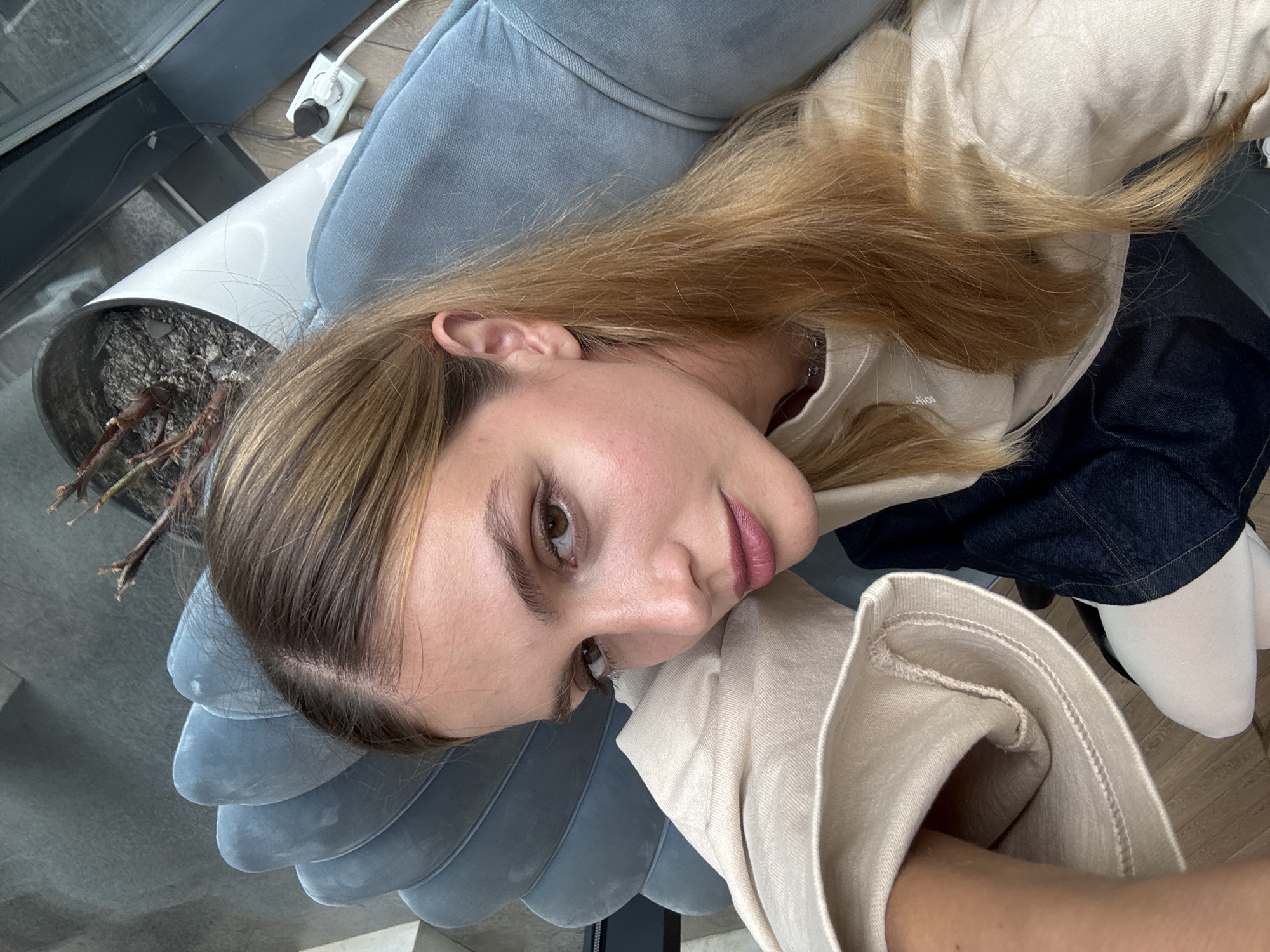 Woman documents morning routine through selfies in Tbilisi