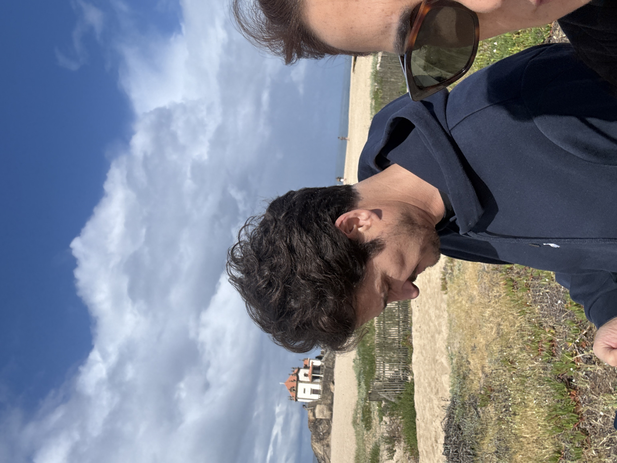 Beachgoers spotted near historic chapel in Vila Nova de Gaia