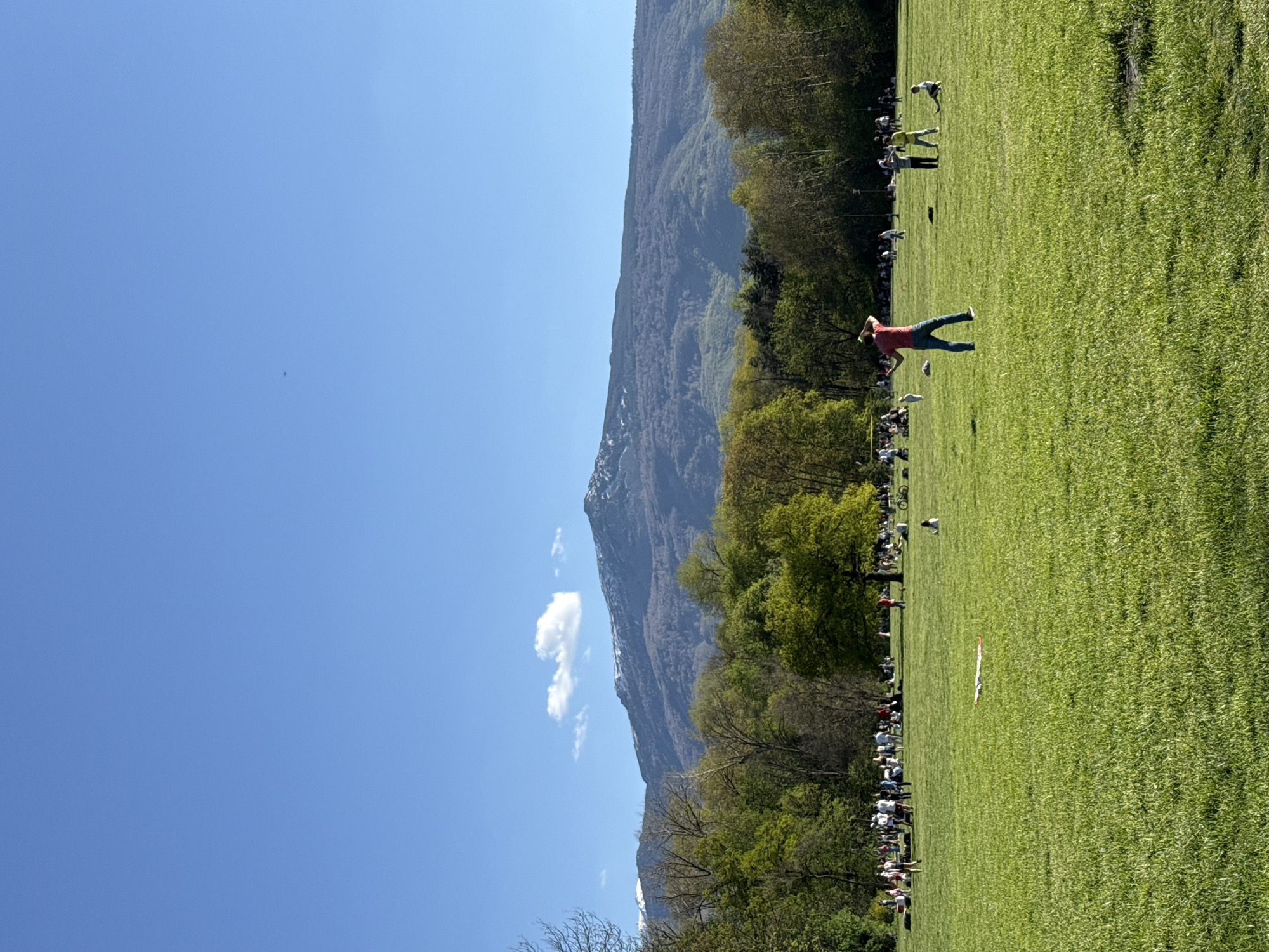 Spring afternoon leisure activities observed across Sofia parks