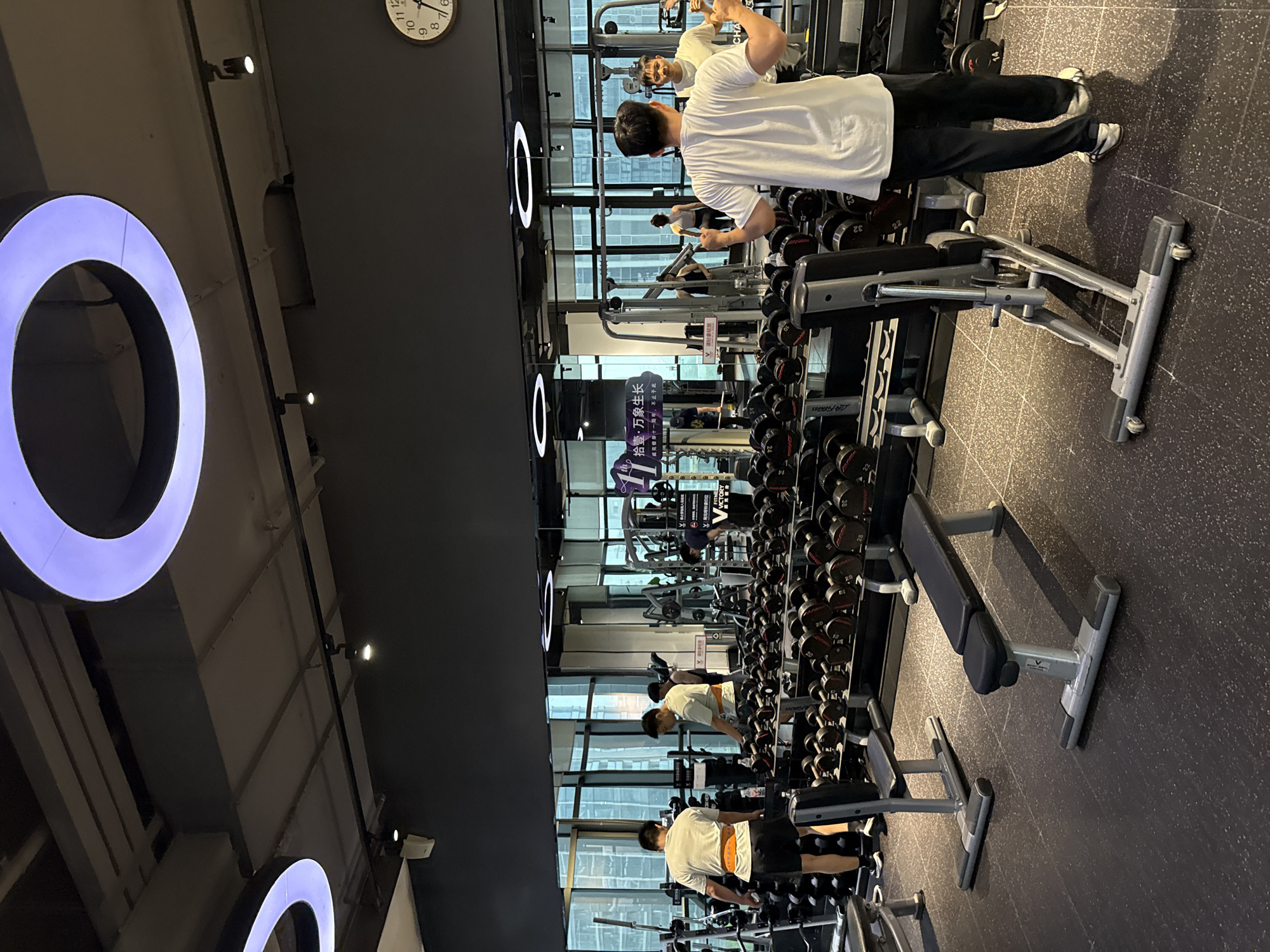 Morning workout session at Haizhu District gym