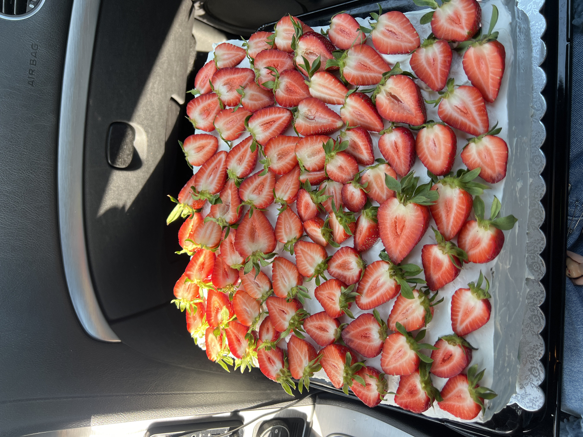 Strawberry cake with white frosting documented in Belgrade suburb