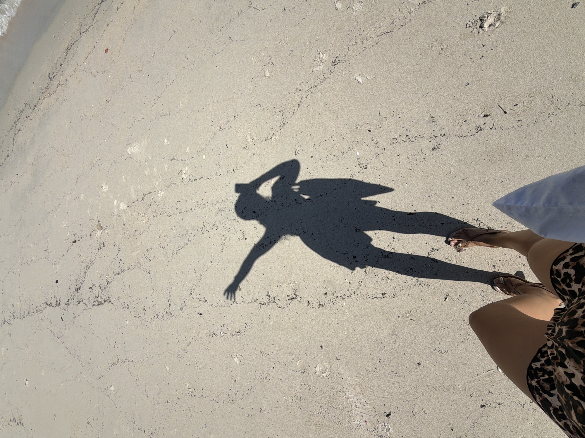 A Ko Samui beach morning: sand, selfies, and shoreline scenes.