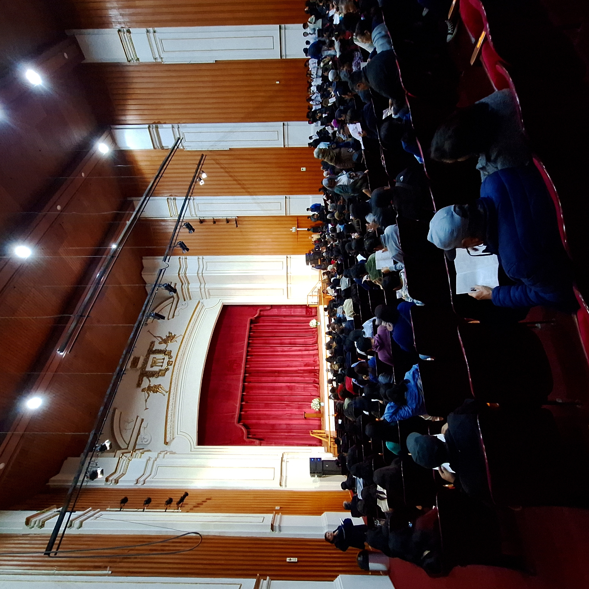 Formal theater event draws crowds in Arequipa, Peru