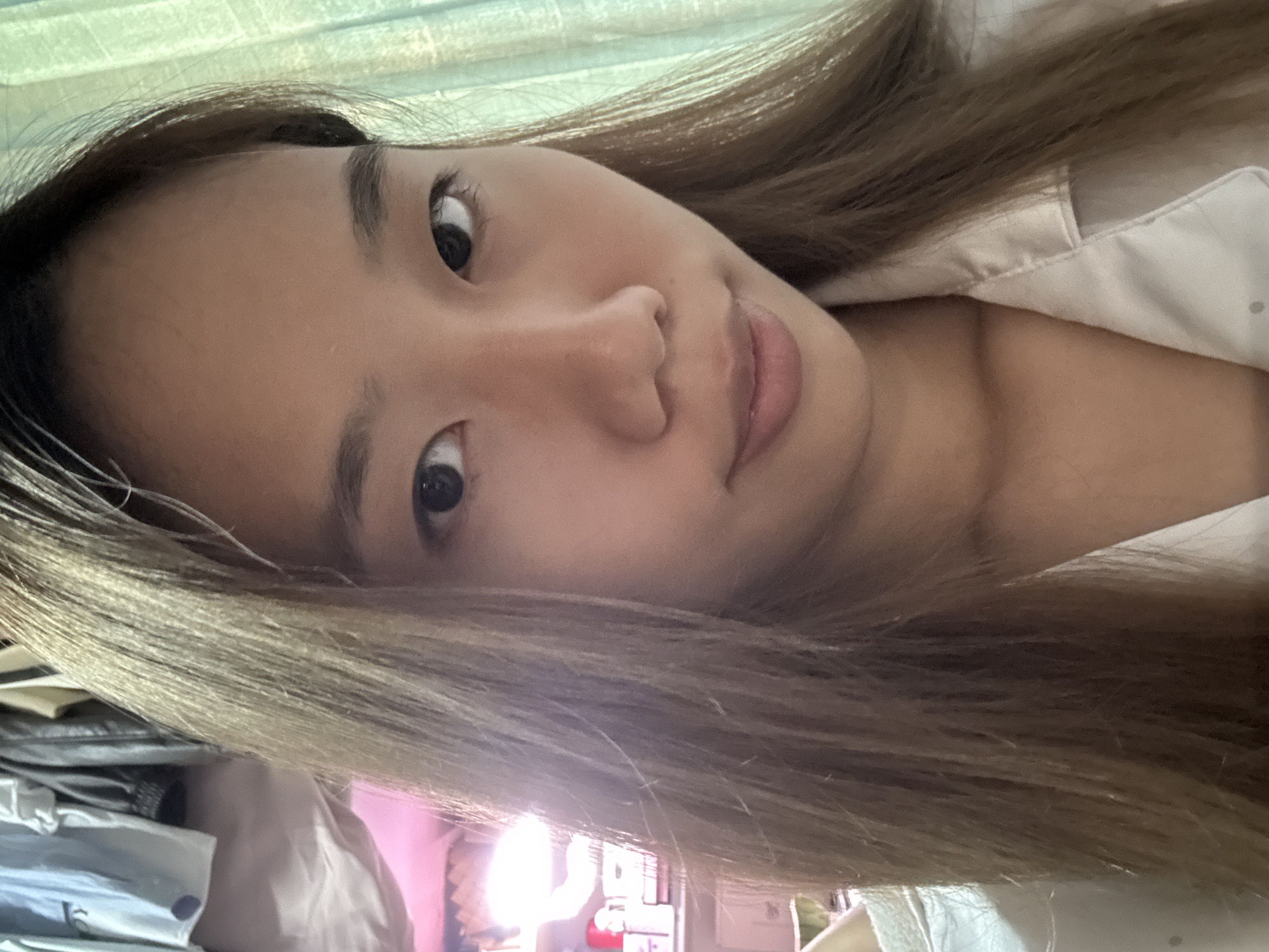 Woman takes casual bedroom selfies in Chongqing