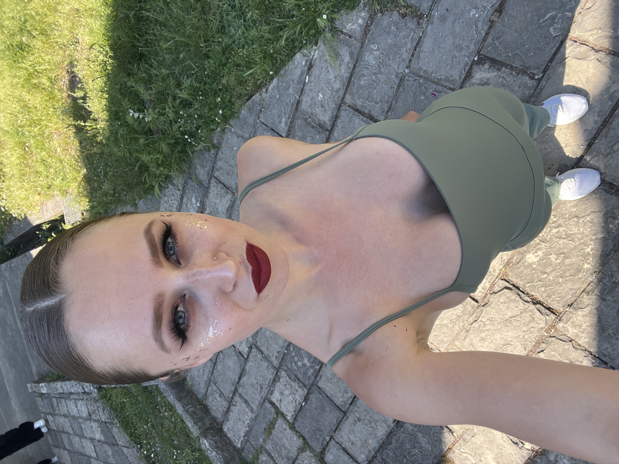 Woman in green outfit spotted in Bijela with flower bouquet