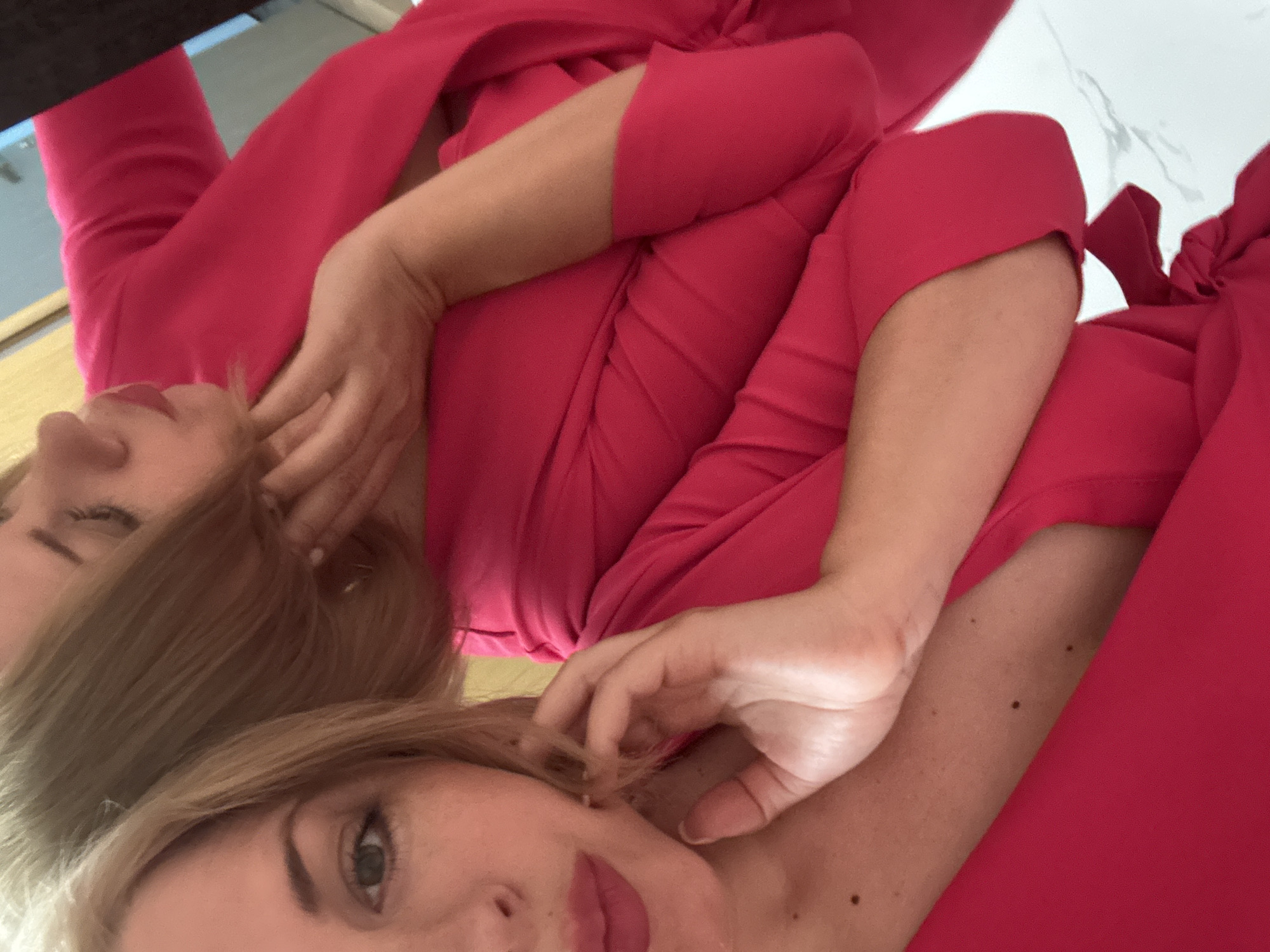 Selfie session in a Sochi apartment, pink looks and a straw hat