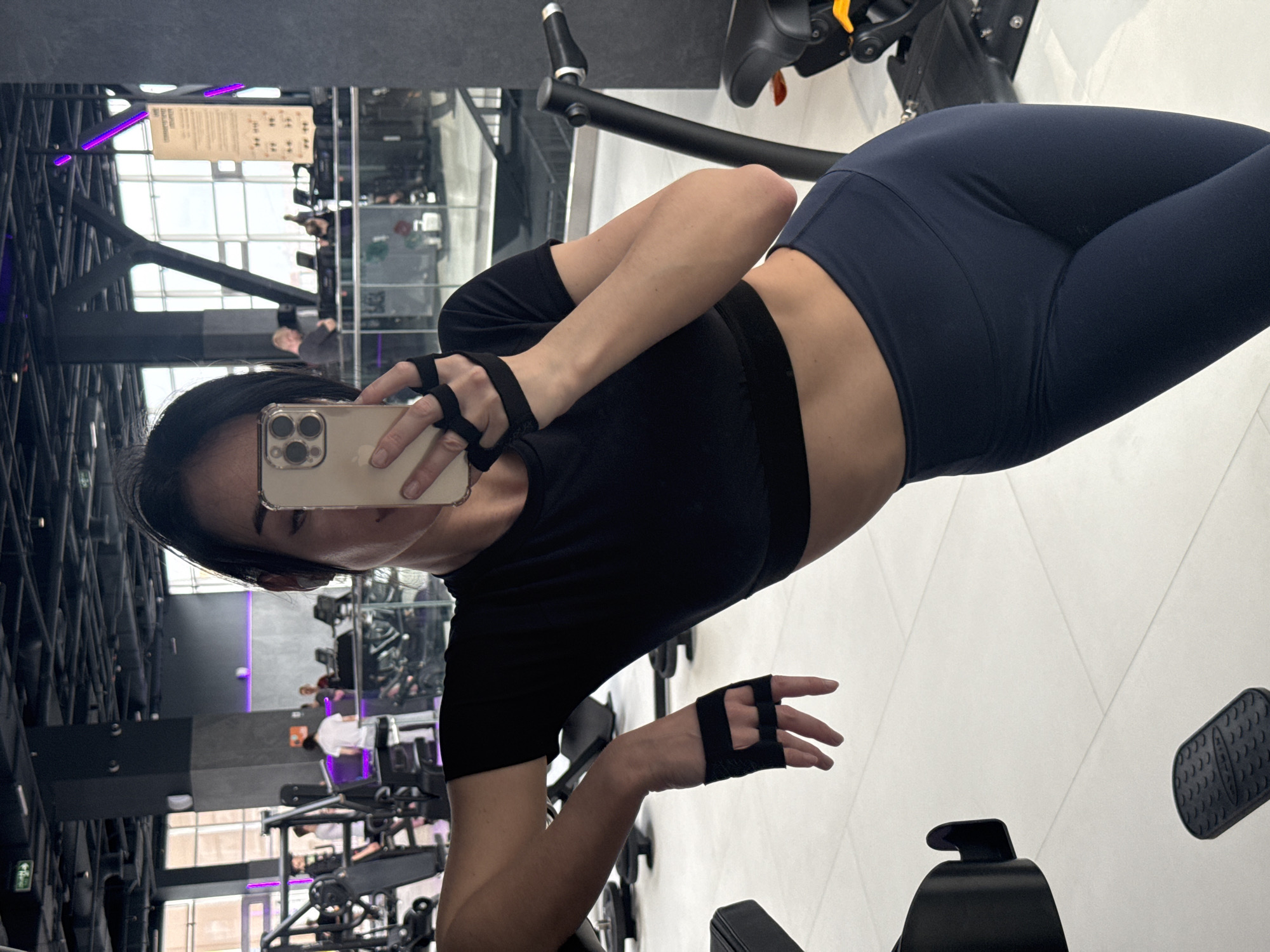 Woman takes gym mirror selfie in Krasnoyarsk