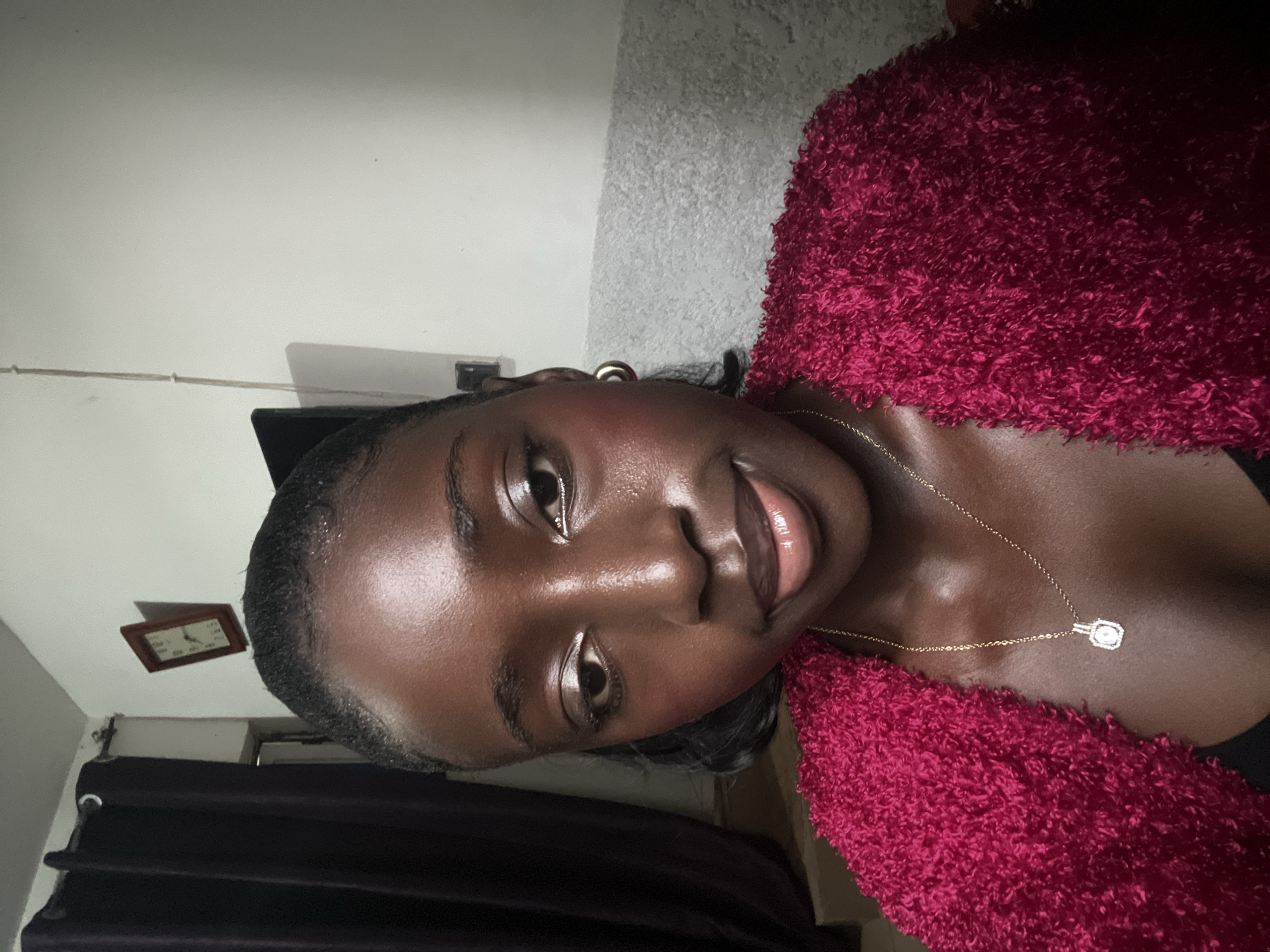 Woman takes morning selfies in Abuja wearing gold jewelry