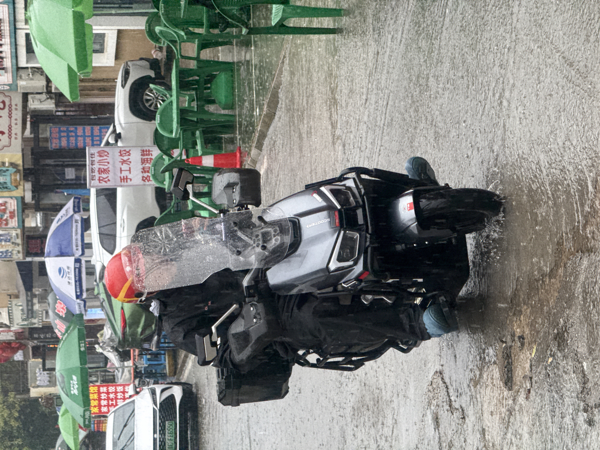 Qinhuangdao streets flood during heavy summer rainstorm