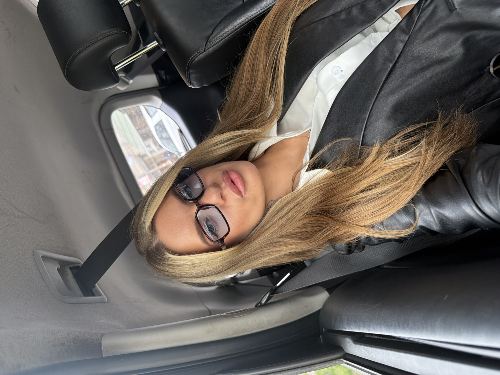 Woman in white shirt, leather jacket spotted in Berlin car