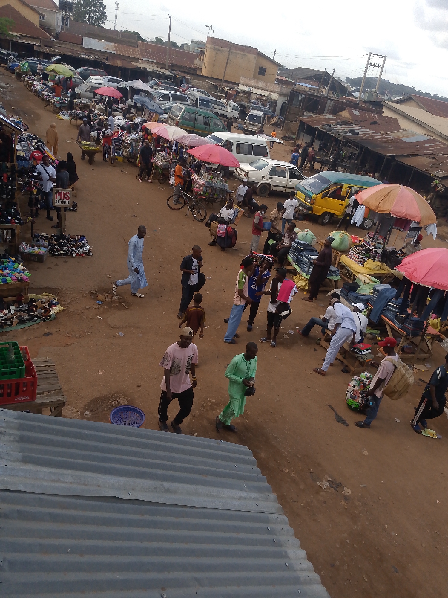 Daily street commerce and market life documented in Bukuru
