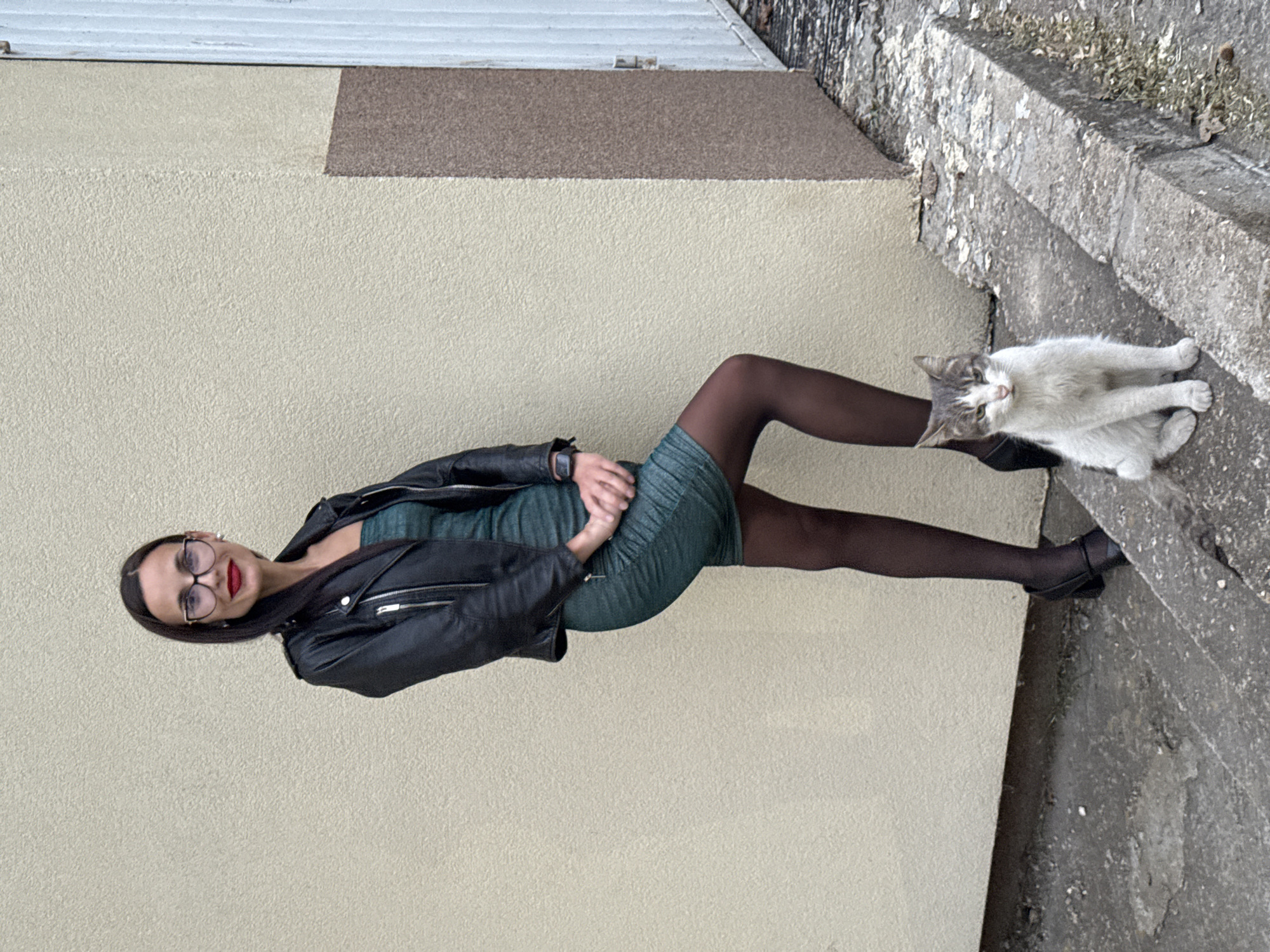 Woman poses with cat, takes selfies in Pleven
