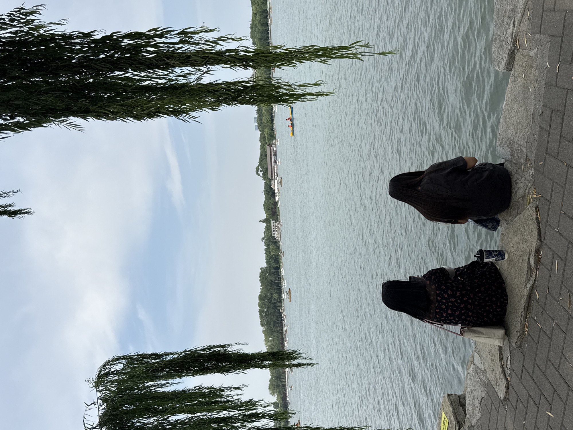 Quiet morning at a Xicheng lakeside park