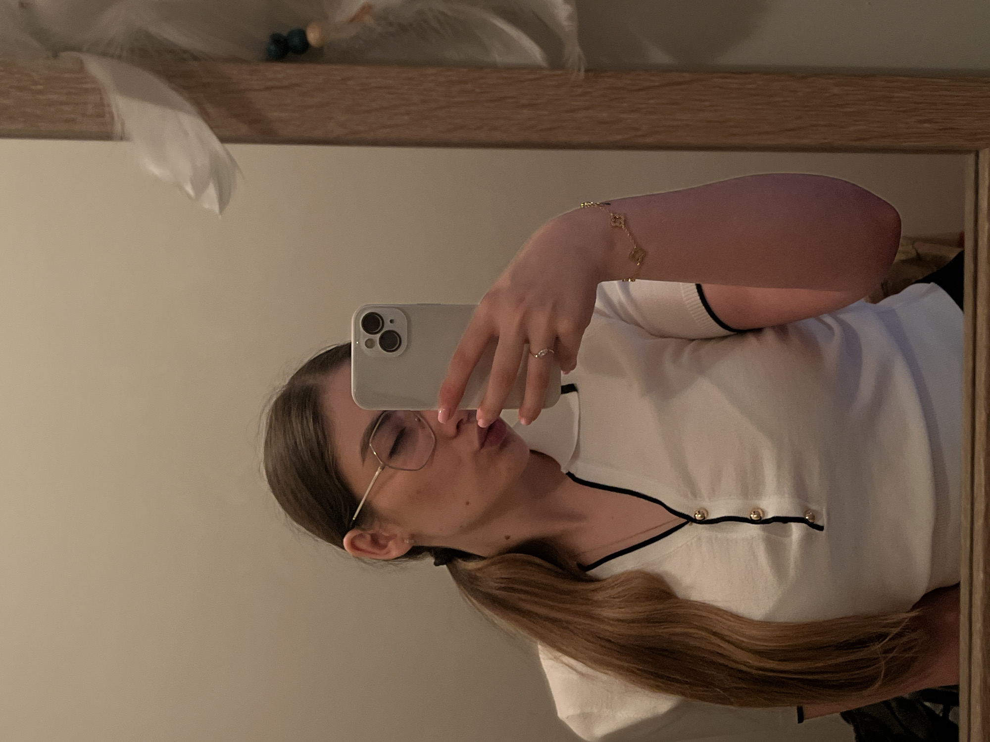 Woman takes mirror selfies during 10-minute indoor photography session
