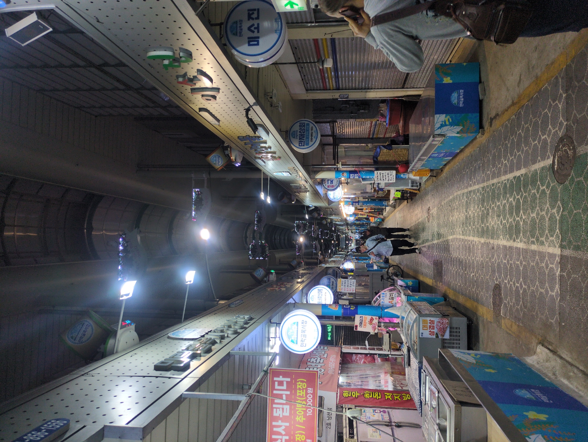 Witness captures diverse Busan street scenes during seven-minute walk