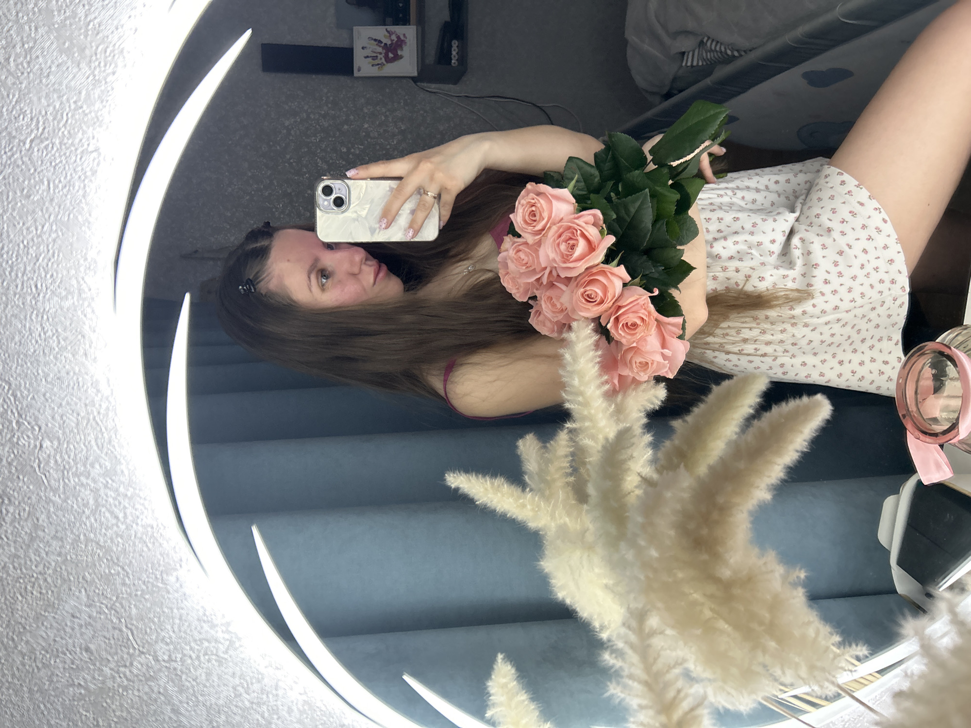 Person takes mirror selfies with pink roses in Klin