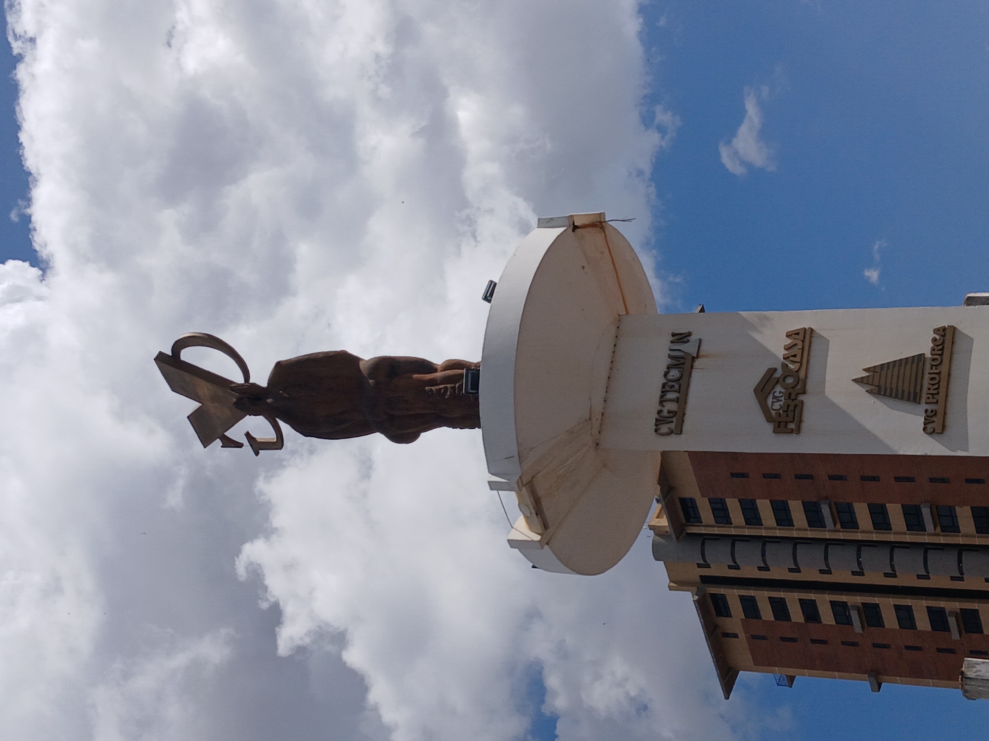 Everyday Puerto Ordaz: monuments, a mall kiosk, and street scenes