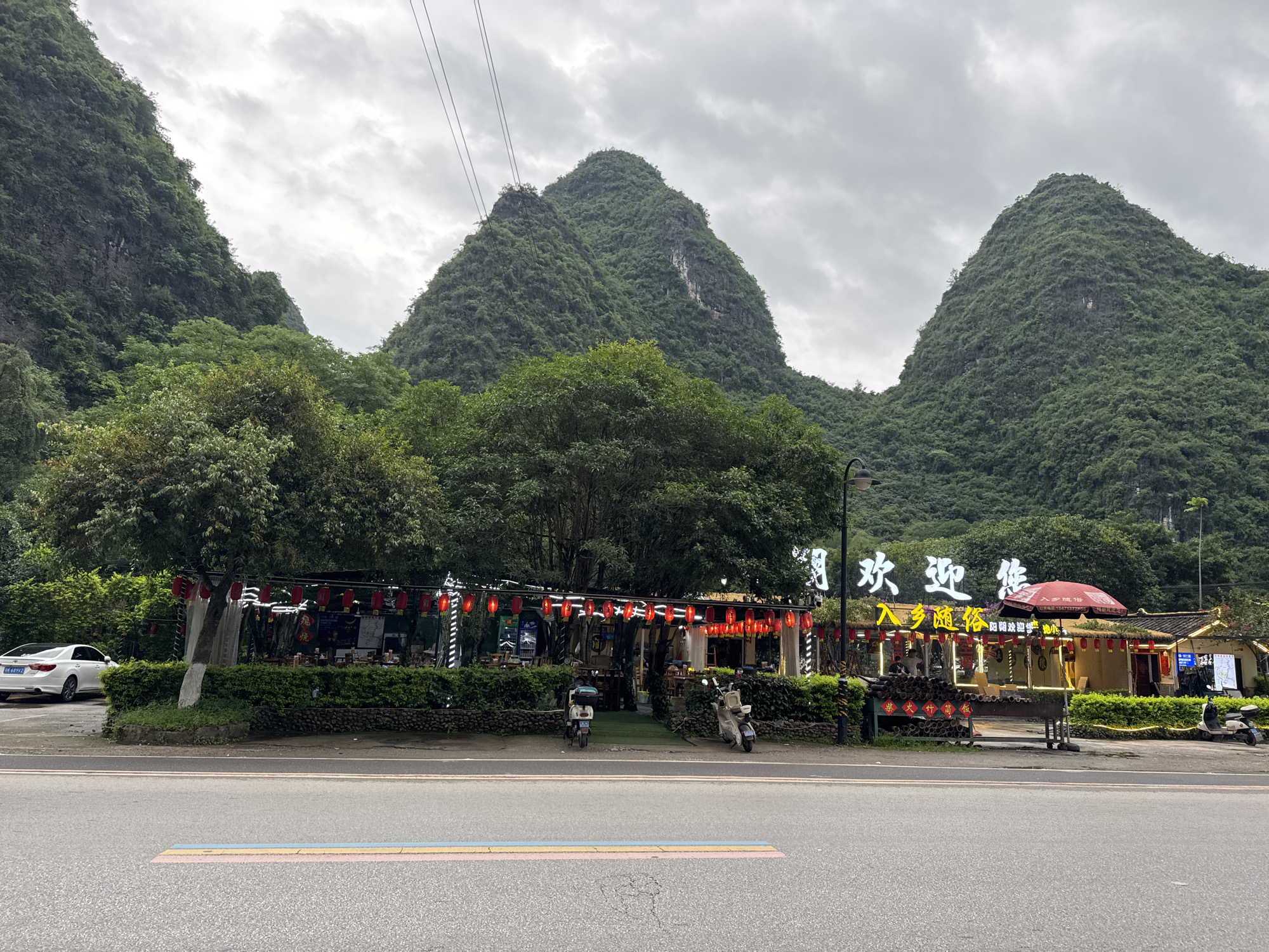 Morning street life documented across tourist areas in Guilin