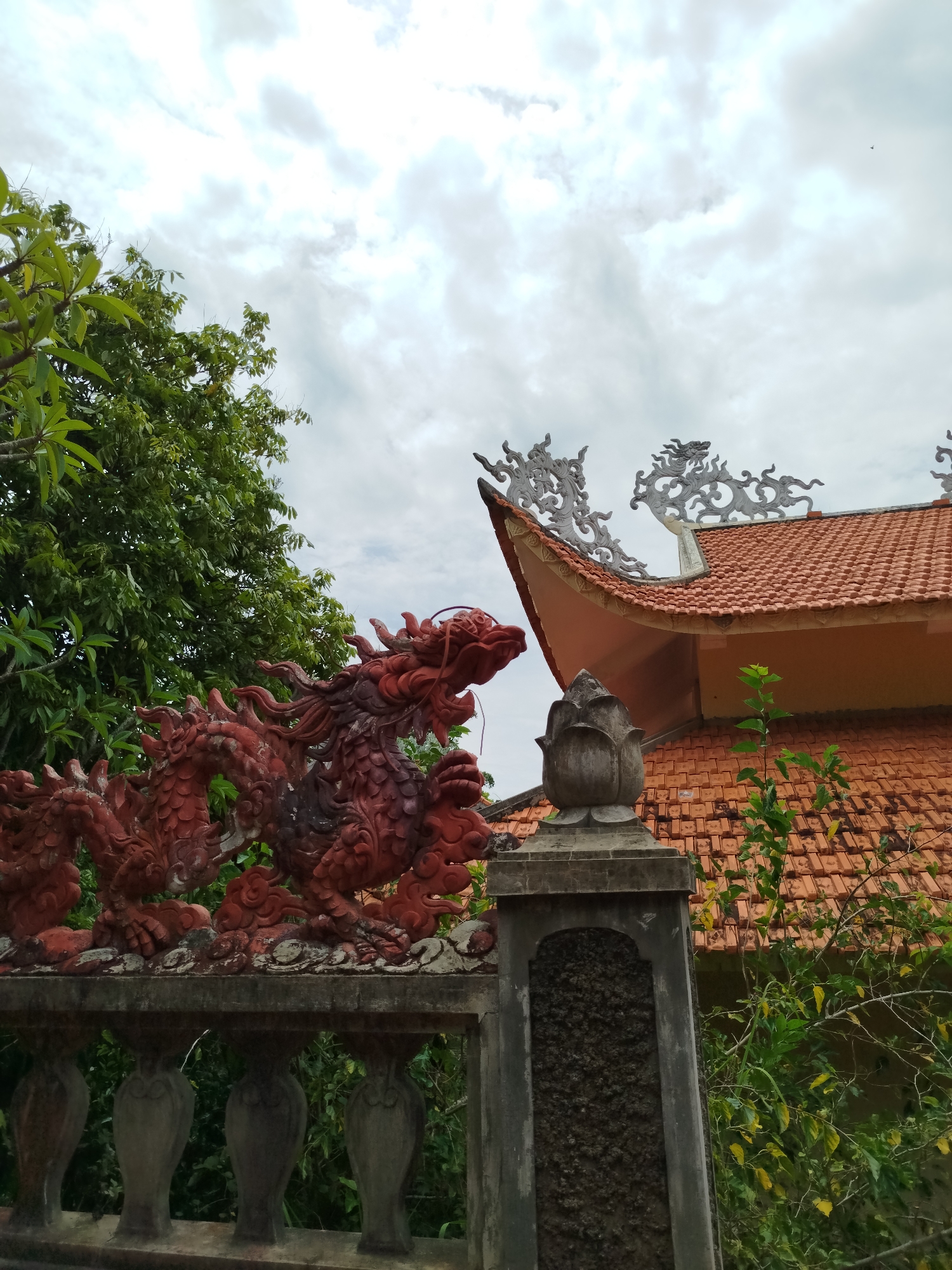 Unknown witness documents Da Lat temples and architecture