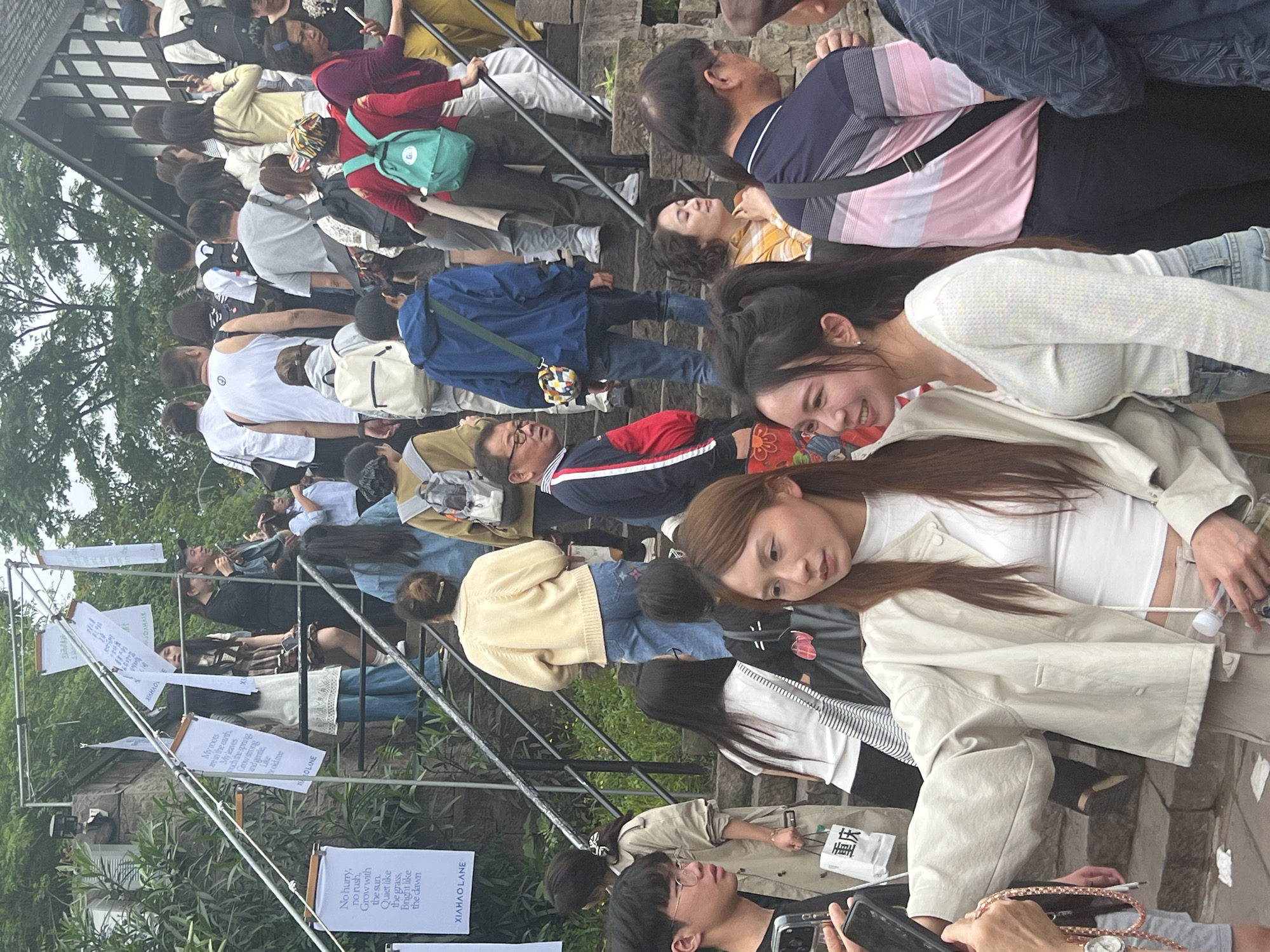 Crowds gather at scenic overlook in Nan'an District