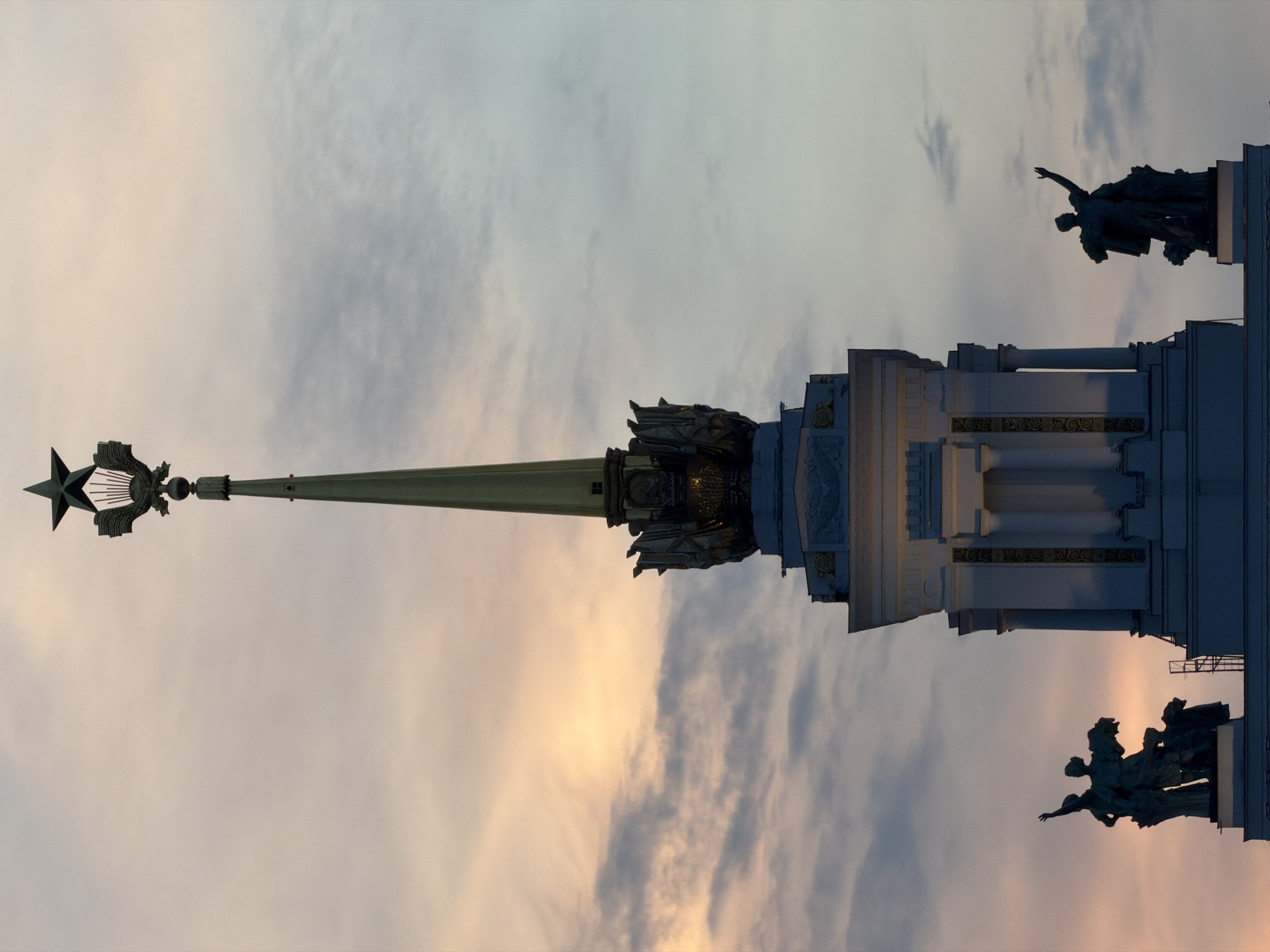 Evening photo tour captures VDNKh landmarks at sunset in Moscow