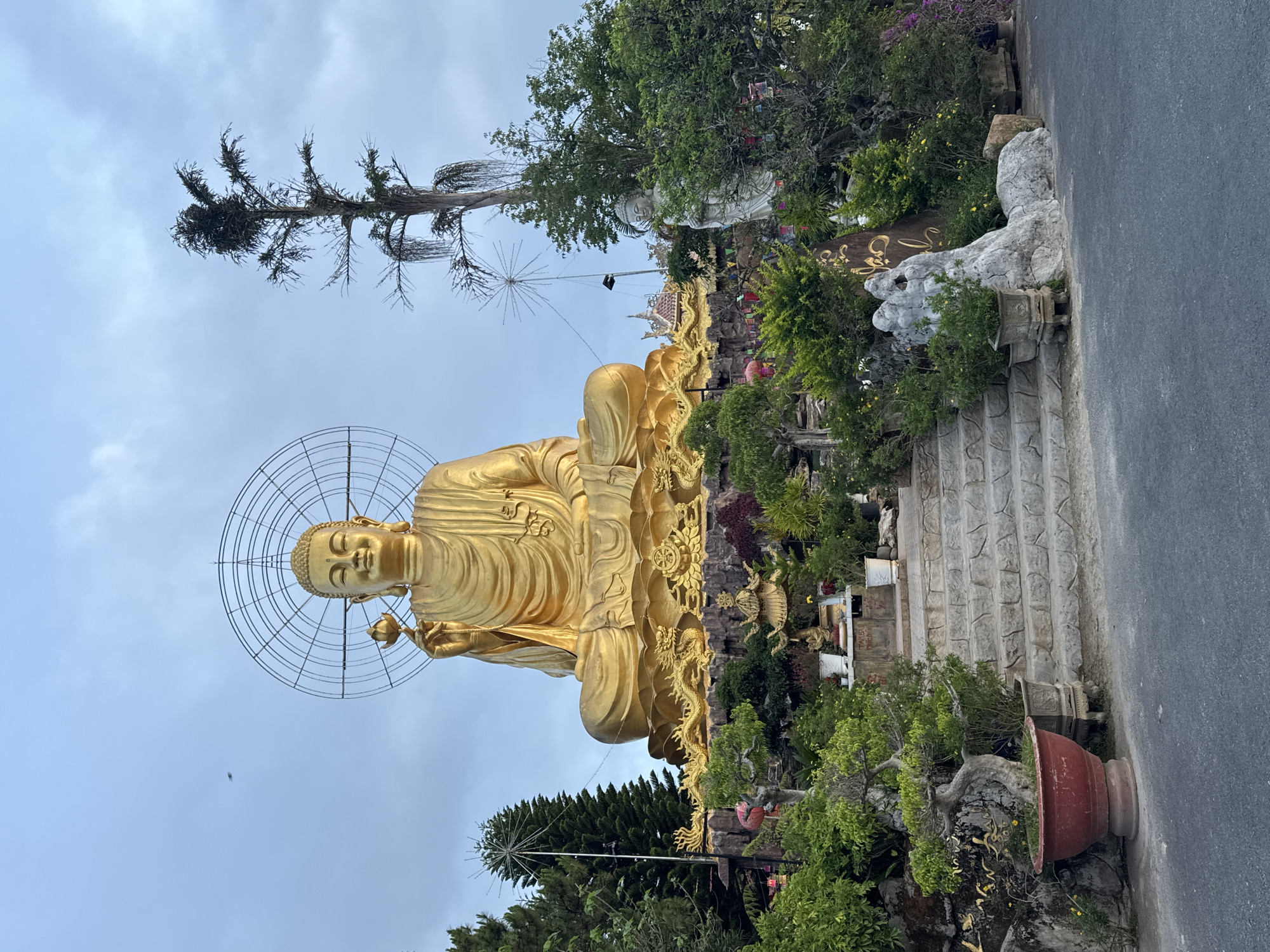 Evening temple visit captures Buddhist statues in Đà Lạt