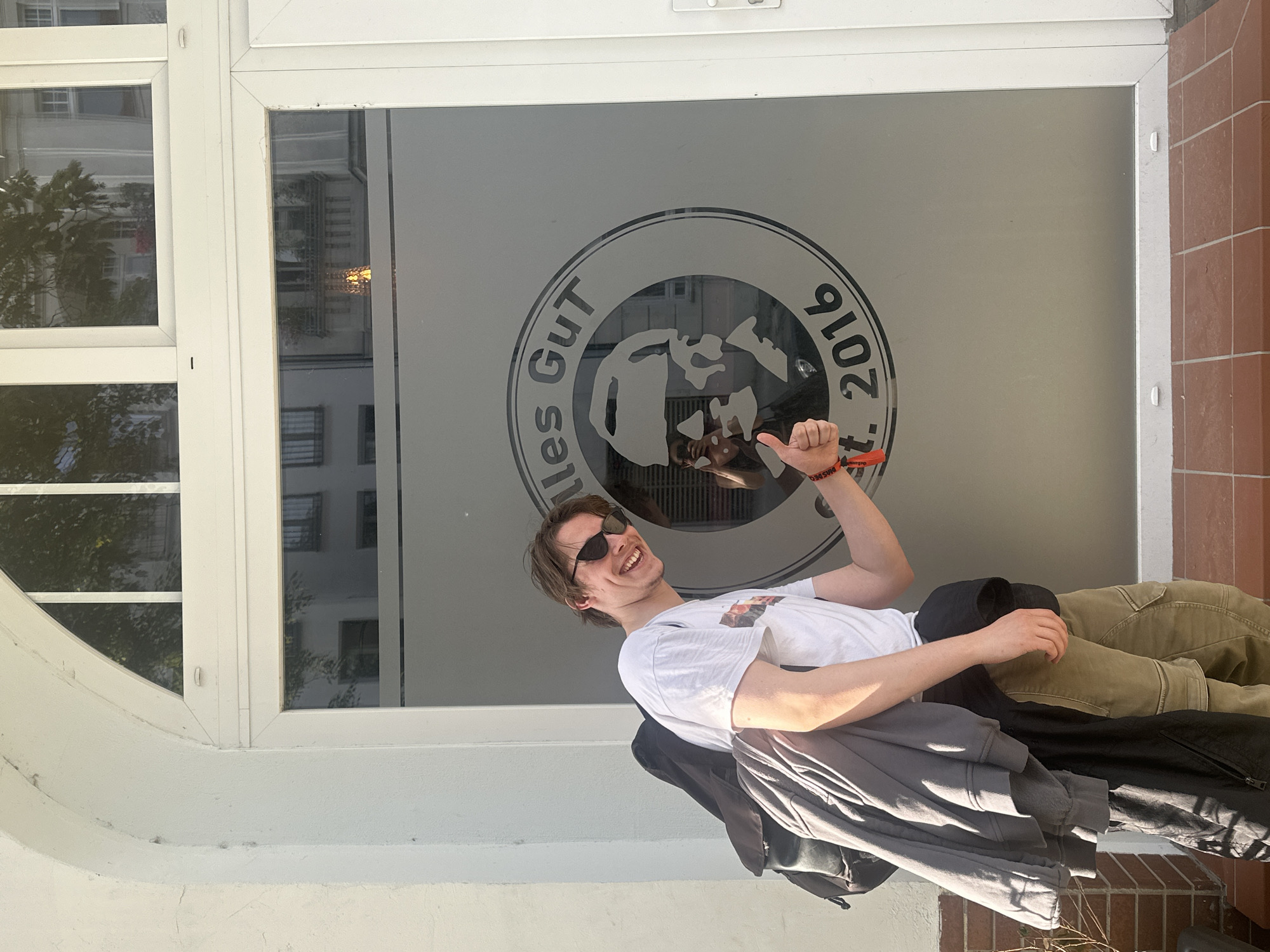 Young man spotted outside Berlin building on Friday afternoon